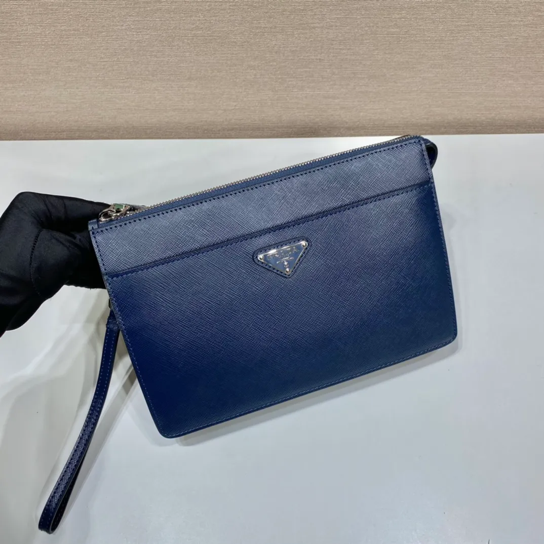 💰1120🎉New handbag🎉2VF032👏👏New color🎉👏 This stylish men's handbag comes with a removable leather wrist strap. The triangular metal logo is embellished on it, releasing a unique brand atmosphere. It is made of imported Saffiano leather material, with metal accessories on the top, a zipper compartment, an internal pocket, six card slots, and two magnetic buckle external pockets. It is simple and elegant, and it is worth having for men. Hurry up and get it🙊🙊Length 25X height 17x bottom 4cm