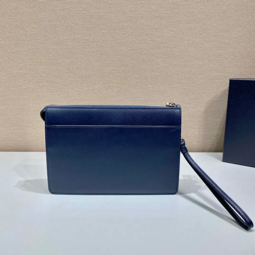 💰1120🎉New handbag🎉2VF032👏👏New color🎉👏 This stylish men's handbag comes with a removable leather wrist strap. The triangular metal logo is embellished on it, releasing a unique brand atmosphere. It is made of imported Saffiano leather material, with metal accessories on the top, a zipper compartment, an internal pocket, six card slots, and two magnetic buckle external pockets. It is simple and elegant, and it is worth having for men. Hurry up and get it🙊🙊Length 25X height 17x bottom 4cm