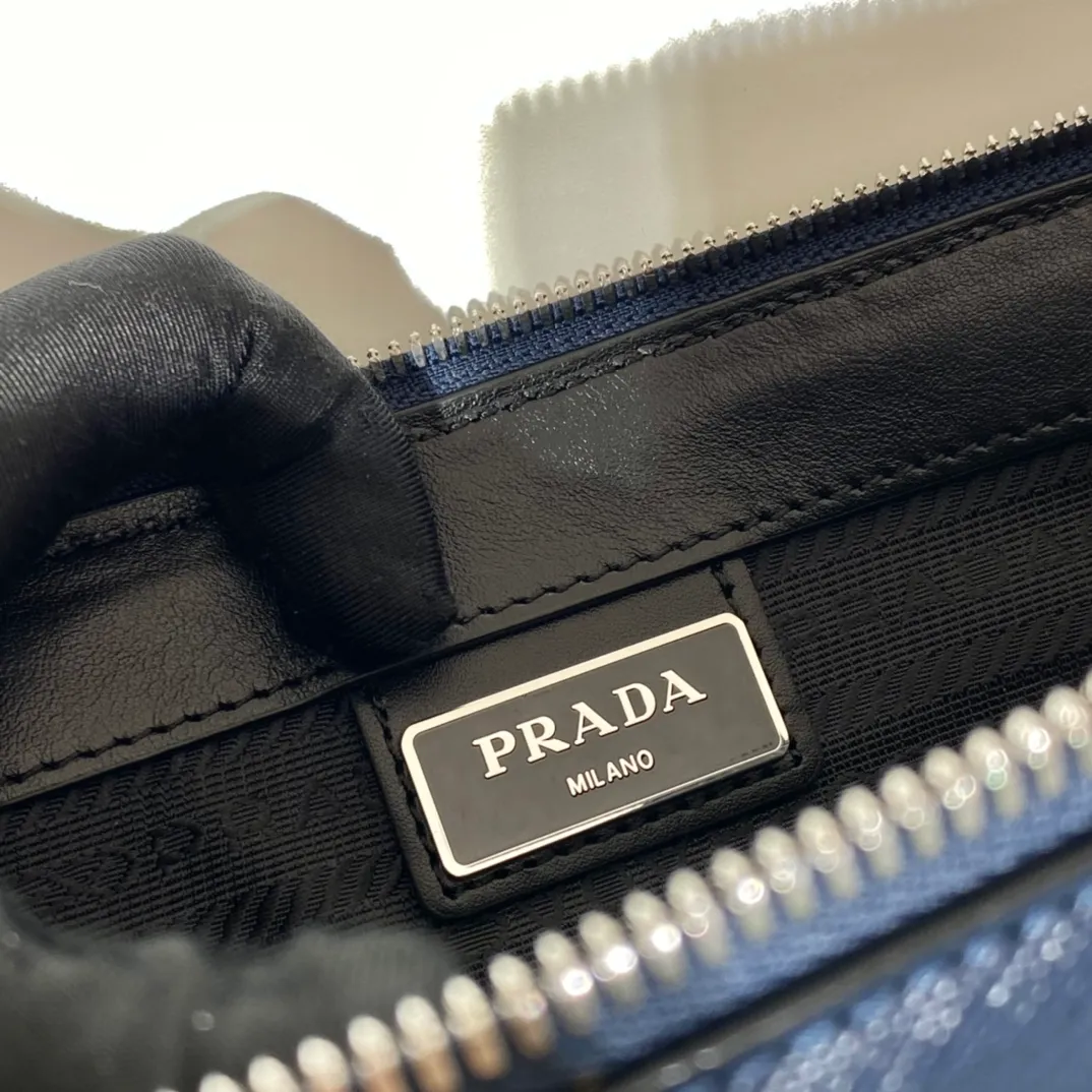 💰1120🎉New handbag🎉2VF032👏👏New color🎉👏 This stylish men's handbag comes with a removable leather wrist strap. The triangular metal logo is embellished on it, releasing a unique brand atmosphere. It is made of imported Saffiano leather material, with metal accessories on the top, a zipper compartment, an internal pocket, six card slots, and two magnetic buckle external pockets. It is simple and elegant, and it is worth having for men. Hurry up and get it🙊🙊Length 25X height 17x bottom 4cm