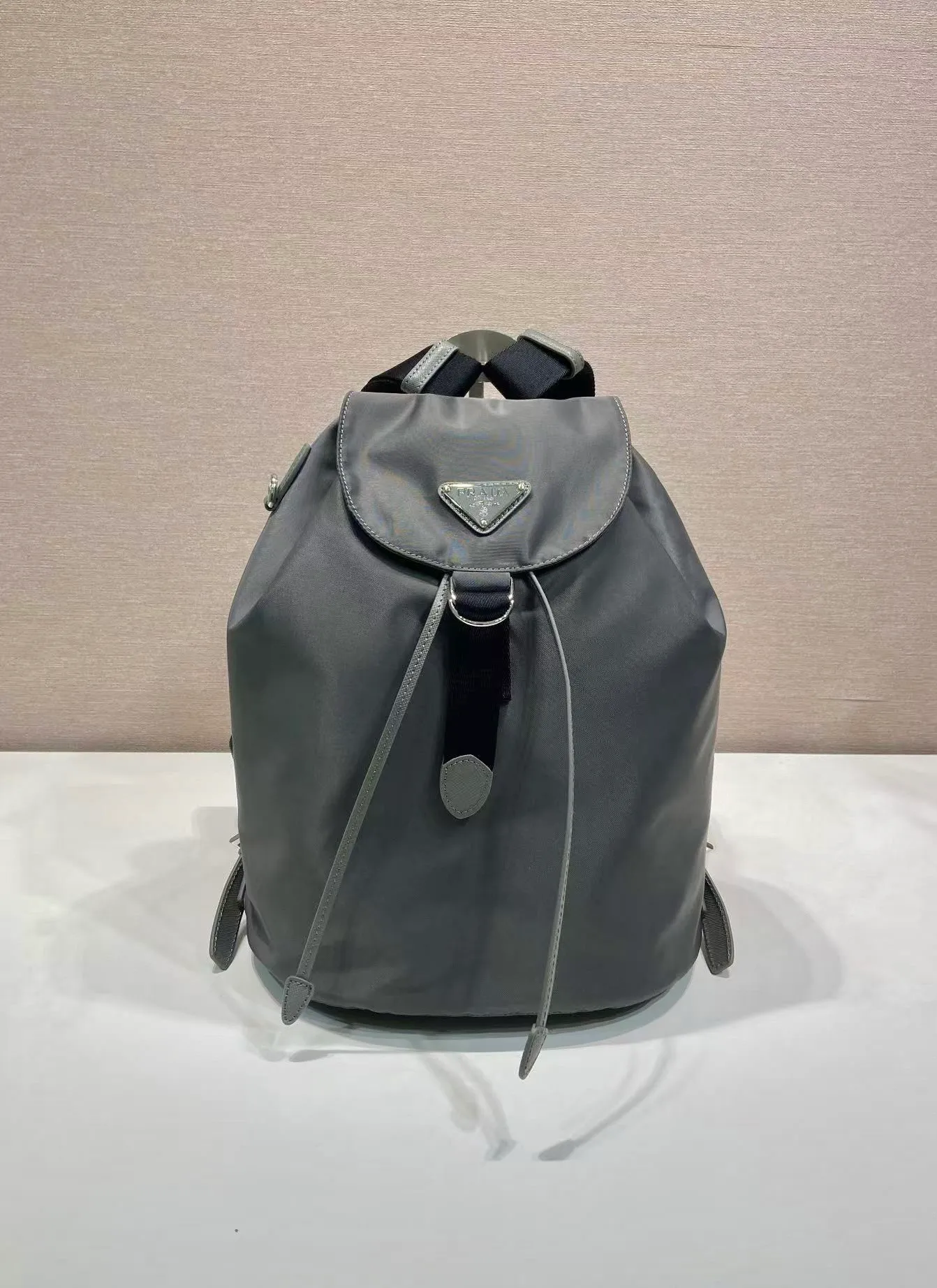 💰1120🎉New product🎉1BZ0197 backpack🎉🎉 This backpack is made of imported nylon fabric and cross-grain cowhide. The only backpack does not have a portable design. It is very unique and has a casual flavor. It has a large capacity and space. The upper body effect is light, fashionable and practical. It is also a popular style that will never go out of style🎉🎉Babies, hurry up and get it🎉🎉 Length 25x Height 35x Bottom 15cm🎉🎉🎉💰💰💰