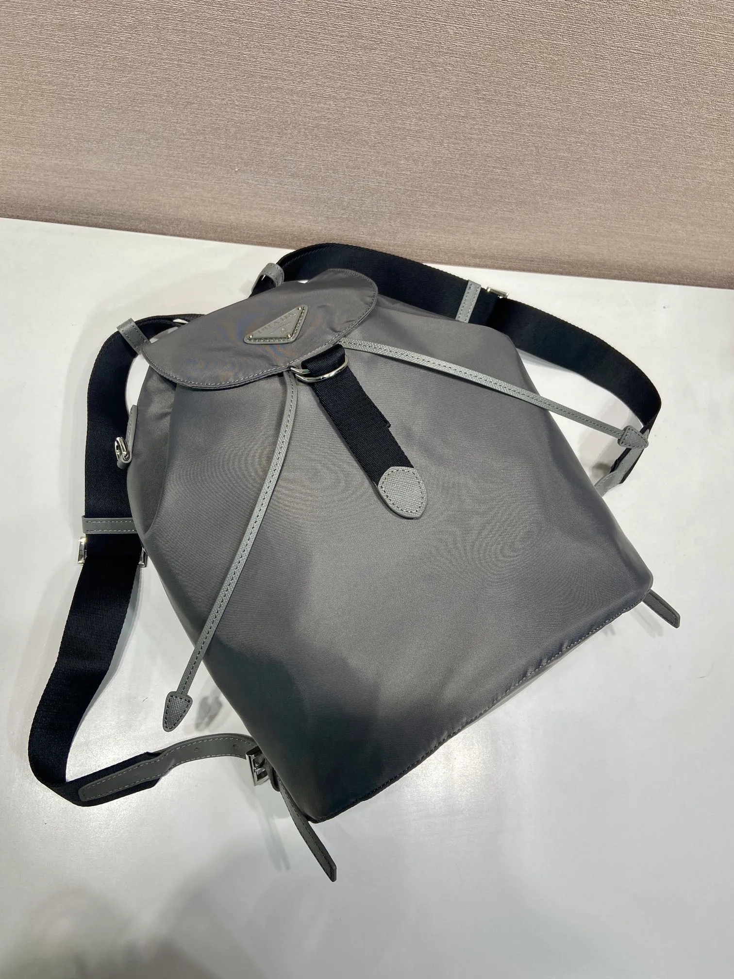💰1120🎉New product🎉1BZ0197 backpack🎉🎉 This backpack is made of imported nylon fabric and cross-grain cowhide. The only backpack does not have a portable design. It is very unique and has a casual flavor. It has a large capacity and space. The upper body effect is light, fashionable and practical. It is also a popular style that will never go out of style🎉🎉Babies, hurry up and get it🎉🎉 Length 25x Height 35x Bottom 15cm🎉🎉🎉💰💰💰