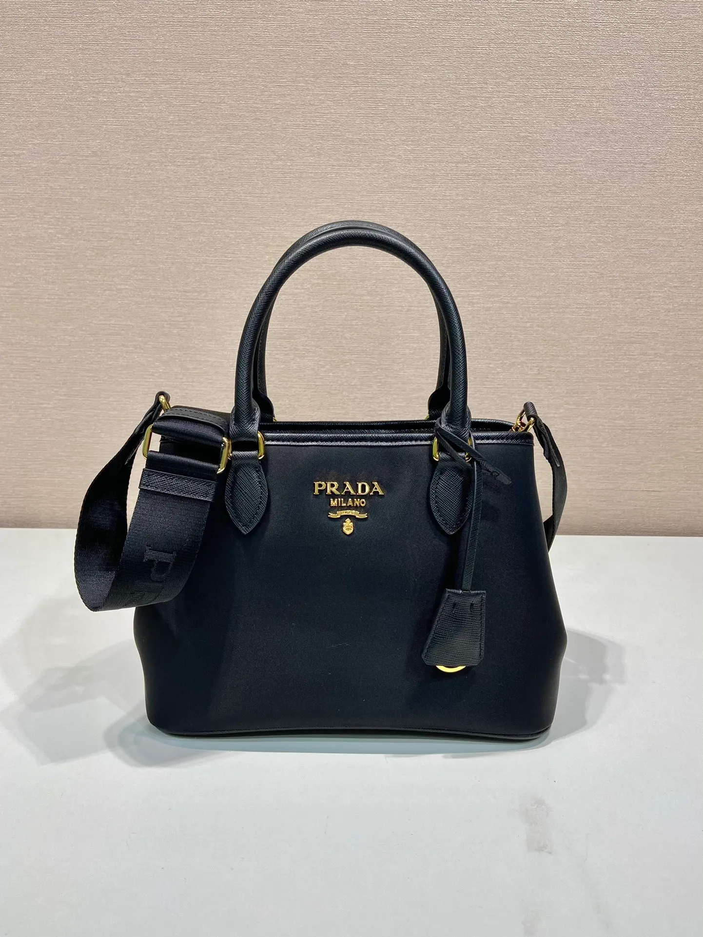💰1120🎉Retro Handbag🎉1BA172 Small🎉🎉 This retro handbag is made of premium nylon fabric, equipped with a detachable and adjustable long shoulder strap, which can be carried by hand/shoulder/crossbody, with top-grade hardware, opening and closing design on both sides, large capacity space, and a popular style that will never go out of style. Hurry up and get it🎉🎉 Length 25x Height 18x ​​Bottom 13cm🎉🎉🎉👏👏👏