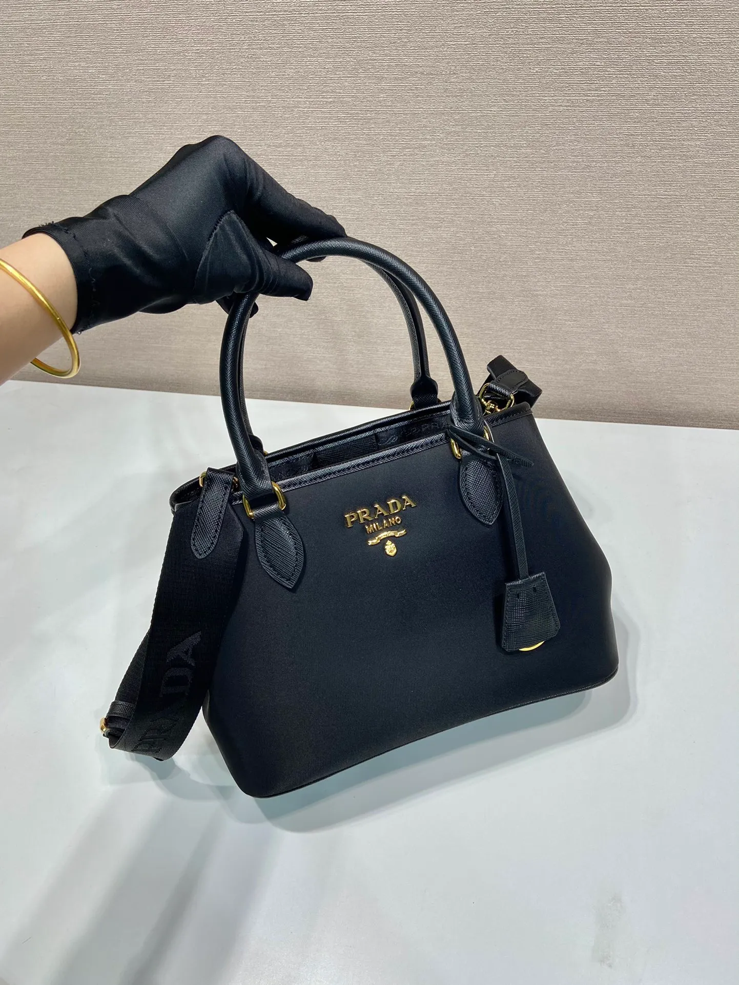 💰1120🎉Retro Handbag🎉1BA172 Small🎉🎉 This retro handbag is made of premium nylon fabric, equipped with a detachable and adjustable long shoulder strap, which can be carried by hand/shoulder/crossbody, with top-grade hardware, opening and closing design on both sides, large capacity space, and a popular style that will never go out of style. Hurry up and get it🎉🎉 Length 25x Height 18x ​​Bottom 13cm🎉🎉🎉👏👏👏