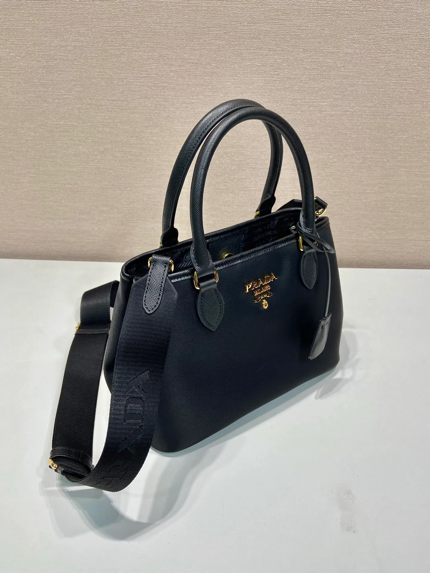 💰1120🎉Retro Handbag🎉1BA172 Small🎉🎉 This retro handbag is made of premium nylon fabric, equipped with a detachable and adjustable long shoulder strap, which can be carried by hand/shoulder/crossbody, with top-grade hardware, opening and closing design on both sides, large capacity space, and a popular style that will never go out of style. Hurry up and get it🎉🎉 Length 25x Height 18x ​​Bottom 13cm🎉🎉🎉👏👏👏