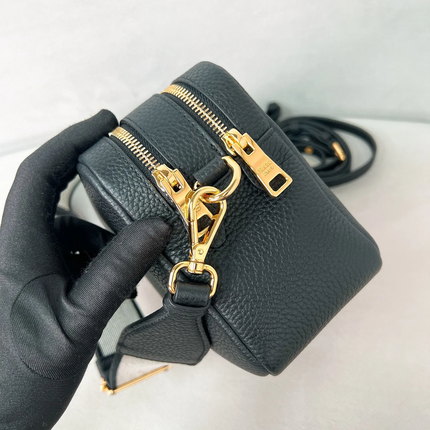 💰1700✨New product launch✨The latest pebbled shoulder bag with double zipper 1BH082 is carefully made of soft textured pebbled calfskin. The bag has a rounded and soft silhouette. Multi-functional detachable embroidered shoulder straps and leather shoulder straps. Double zipper compartments for more convenient storage. Outstanding and elegant style. Can be carried in hand, on one shoulder or crossbody. A handbag that perfectly blends classic heritage with the trend of the times. Fairy must-have black size 22*14.5*8.5cm