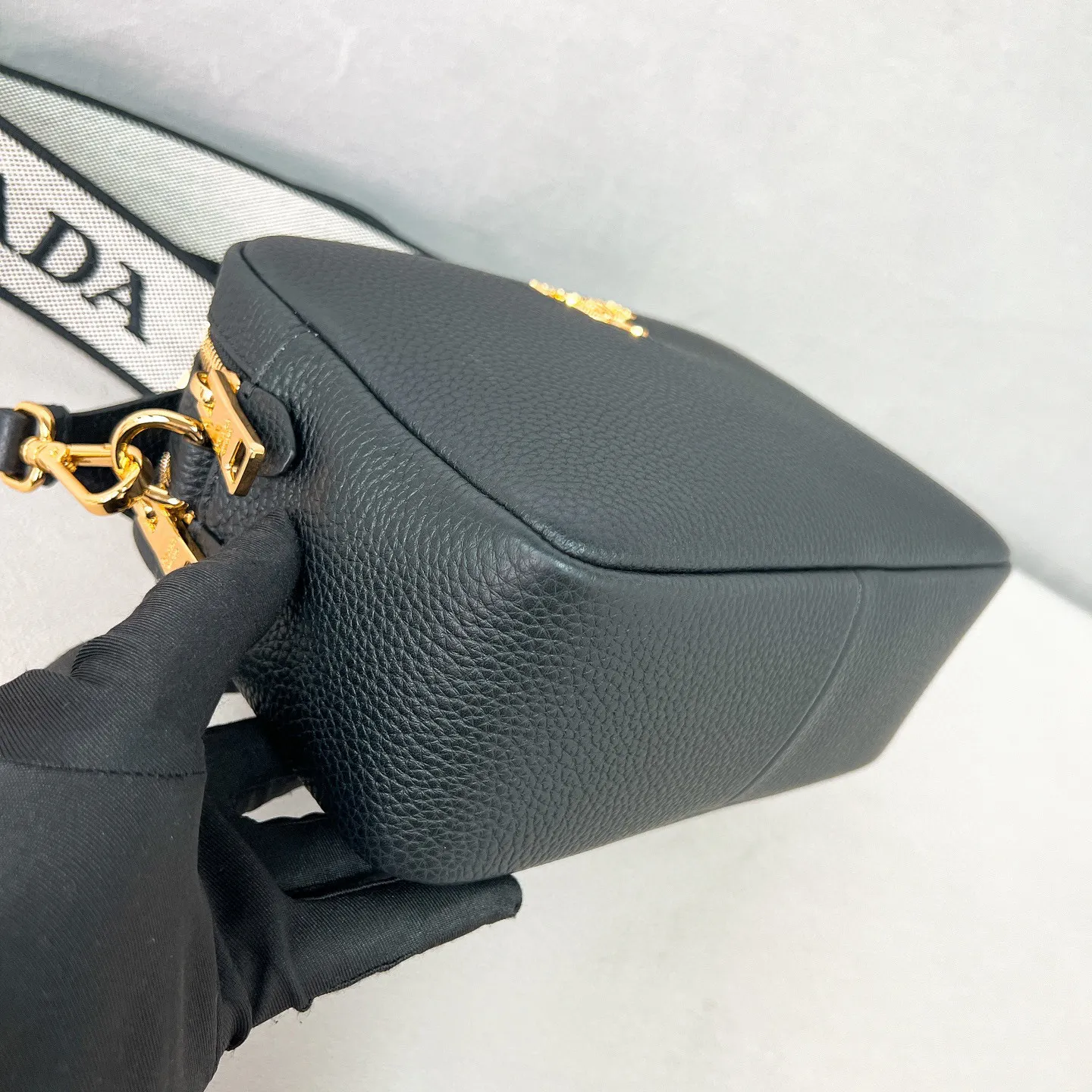 💰1700✨New product launch✨The latest pebbled shoulder bag with double zipper 1BH082 is carefully made of soft textured pebbled calfskin. The bag has a rounded and soft silhouette. Multi-functional detachable embroidered shoulder straps and leather shoulder straps. Double zipper compartments for more convenient storage. Outstanding and elegant style. Can be carried in hand, on one shoulder or crossbody. A handbag that perfectly blends classic heritage with the trend of the times. Fairy must-have black size 22*14.5*8.5cm