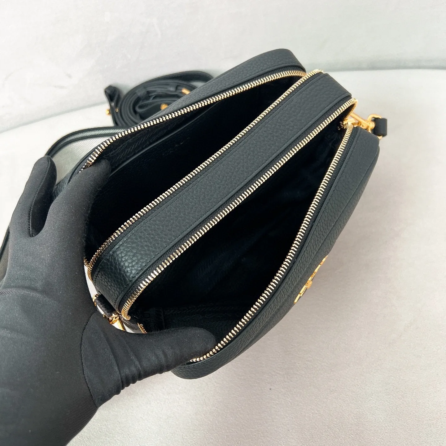 💰1700✨New product launch✨The latest pebbled shoulder bag with double zipper 1BH082 is carefully made of soft textured pebbled calfskin. The bag has a rounded and soft silhouette. Multi-functional detachable embroidered shoulder straps and leather shoulder straps. Double zipper compartments for more convenient storage. Outstanding and elegant style. Can be carried in hand, on one shoulder or crossbody. A handbag that perfectly blends classic heritage with the trend of the times. Fairy must-have black size 22*14.5*8.5cm