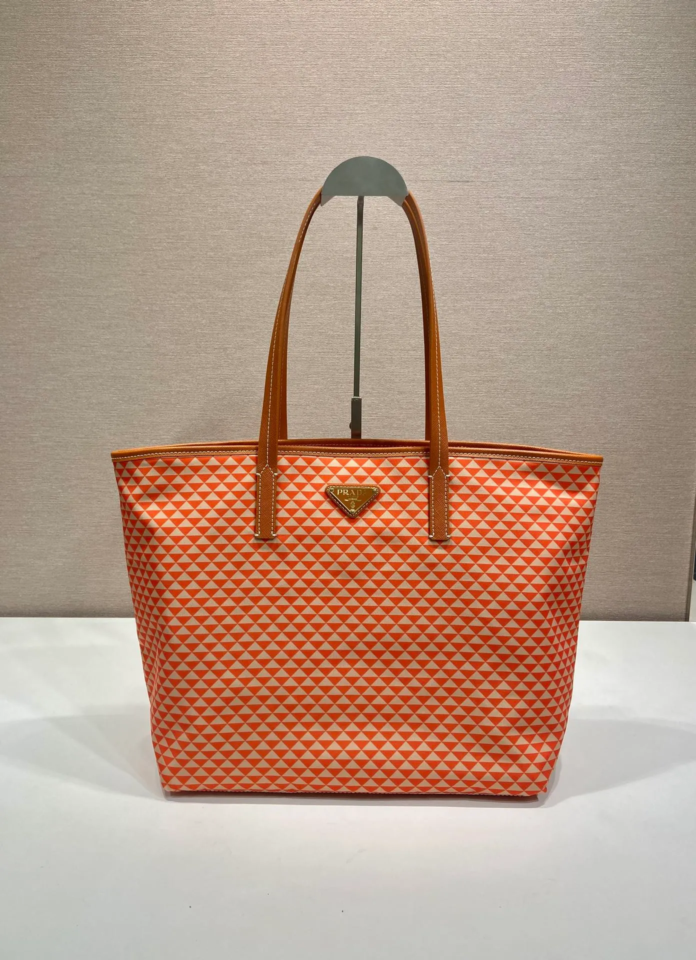 💰1160🎉New tote bag🎉1BD552 new product🎉🎉This Tessuto The Triangulum tote bag is made of imported printed nylon fabric with cross-grain cowhide. The triangular pattern is eye-catching in color and has a large capacity. It is really versatile😘😘The upper body effect is very stylish. Beauties, hurry up and get it🎉🎉. It is a must-have in spring and summer. It is also a popular style that will never go out of style🎉🎉 Length 33c Height 29x Bottom 14cm🎉🎉🎉💰💰💰