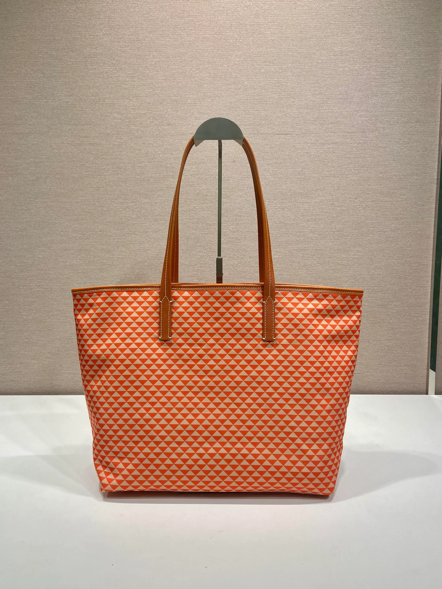 💰1160🎉New tote bag🎉1BD552 new product🎉🎉This Tessuto The Triangulum tote bag is made of imported printed nylon fabric with cross-grain cowhide. The triangular pattern is eye-catching in color and has a large capacity. It is really versatile😘😘The upper body effect is very stylish. Beauties, hurry up and get it🎉🎉. It is a must-have in spring and summer. It is also a popular style that will never go out of style🎉🎉 Length 33c Height 29x Bottom 14cm🎉🎉🎉💰💰💰