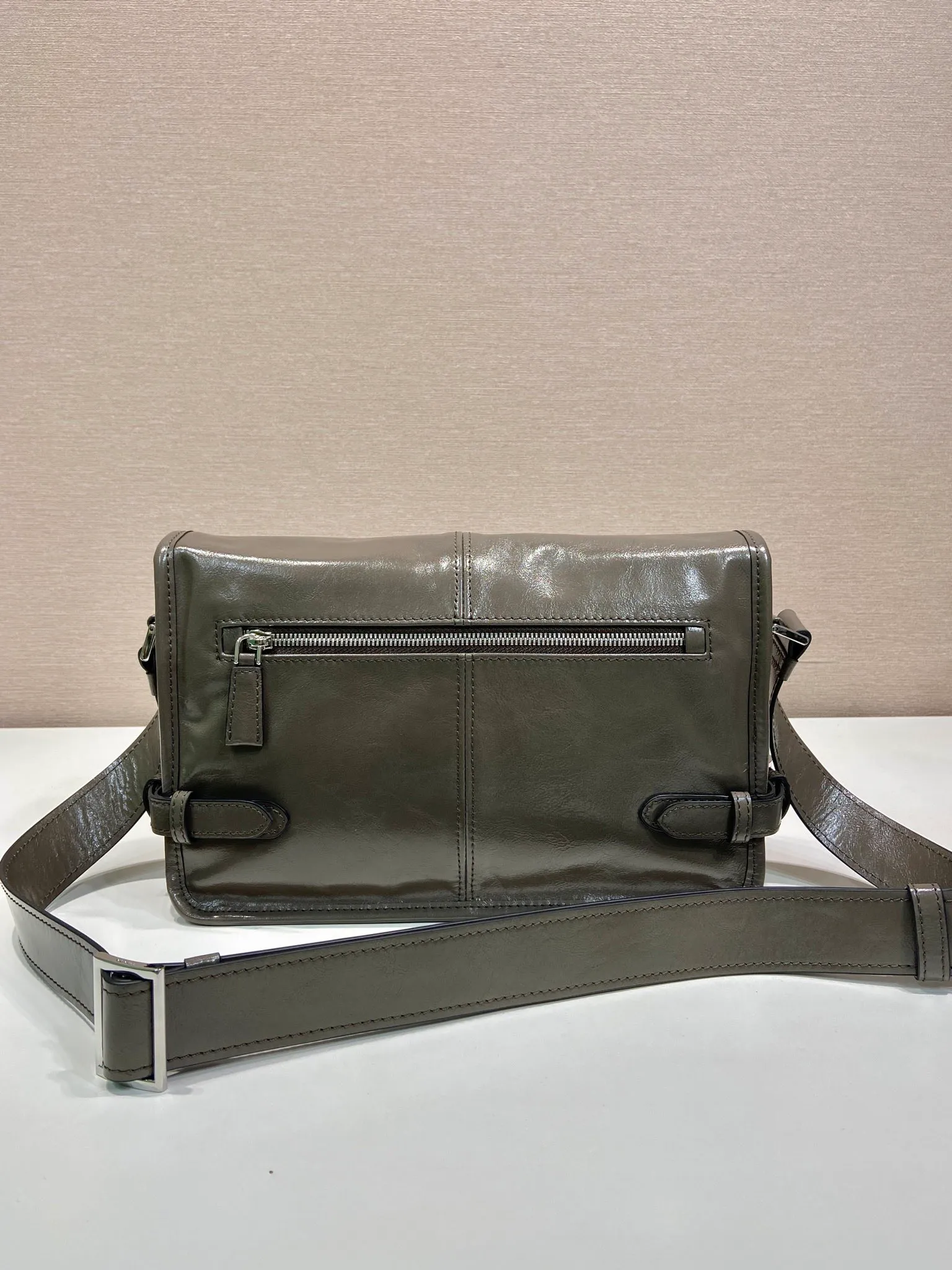 💰1700🎉New oil wax bag🎉2VD073 messenger bag🎉🎉 This shoulder bag is carefully made of soft and shiny oil wax leather. It has a unique streamlined silhouette and is decorated with a unique triangle logo. It is fashionable and versatile. Flip cover design, adjustable leather shoulder strap, another popular style that will never go out of style, handsome guys, hurry up and get it🎉🎉 Length 30x Height 20x Bottom 11cm🎉🎉🎉👏👏👏