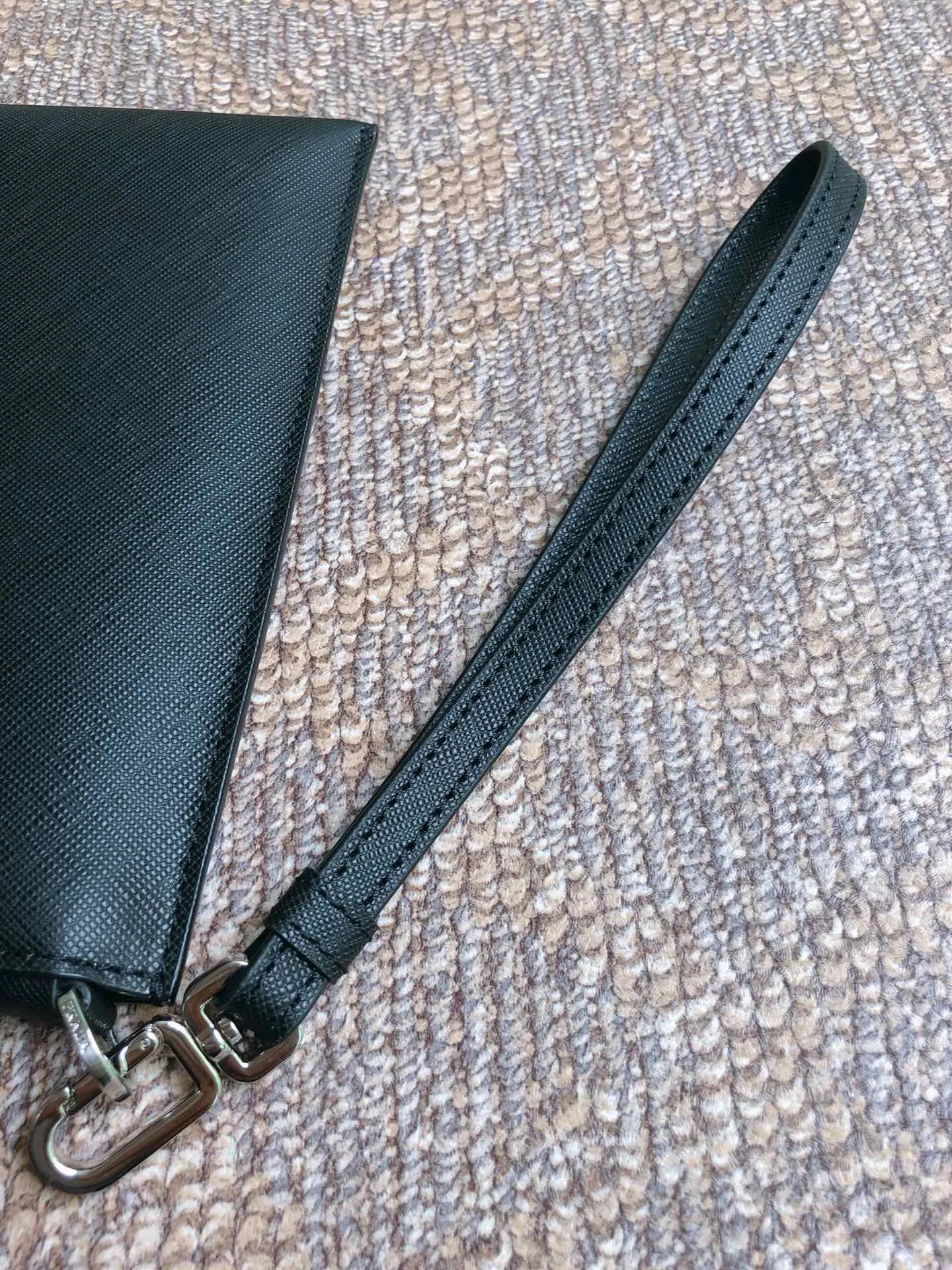 🔆Exclusive first release🔆Latest handbags👏🏻👏🏻Synchronized with counters🤙 Original order, hot model 2NG005G blue/crocodile leather has arrived🎉🎉🎉, fully upgraded board, using imported cross-grain cowhide + original hardware + imported sheepskin, brushed hardware🤙🤙Lightweight and practical, men's favorite [color][color][color], length 28x height 18cm, 💰920