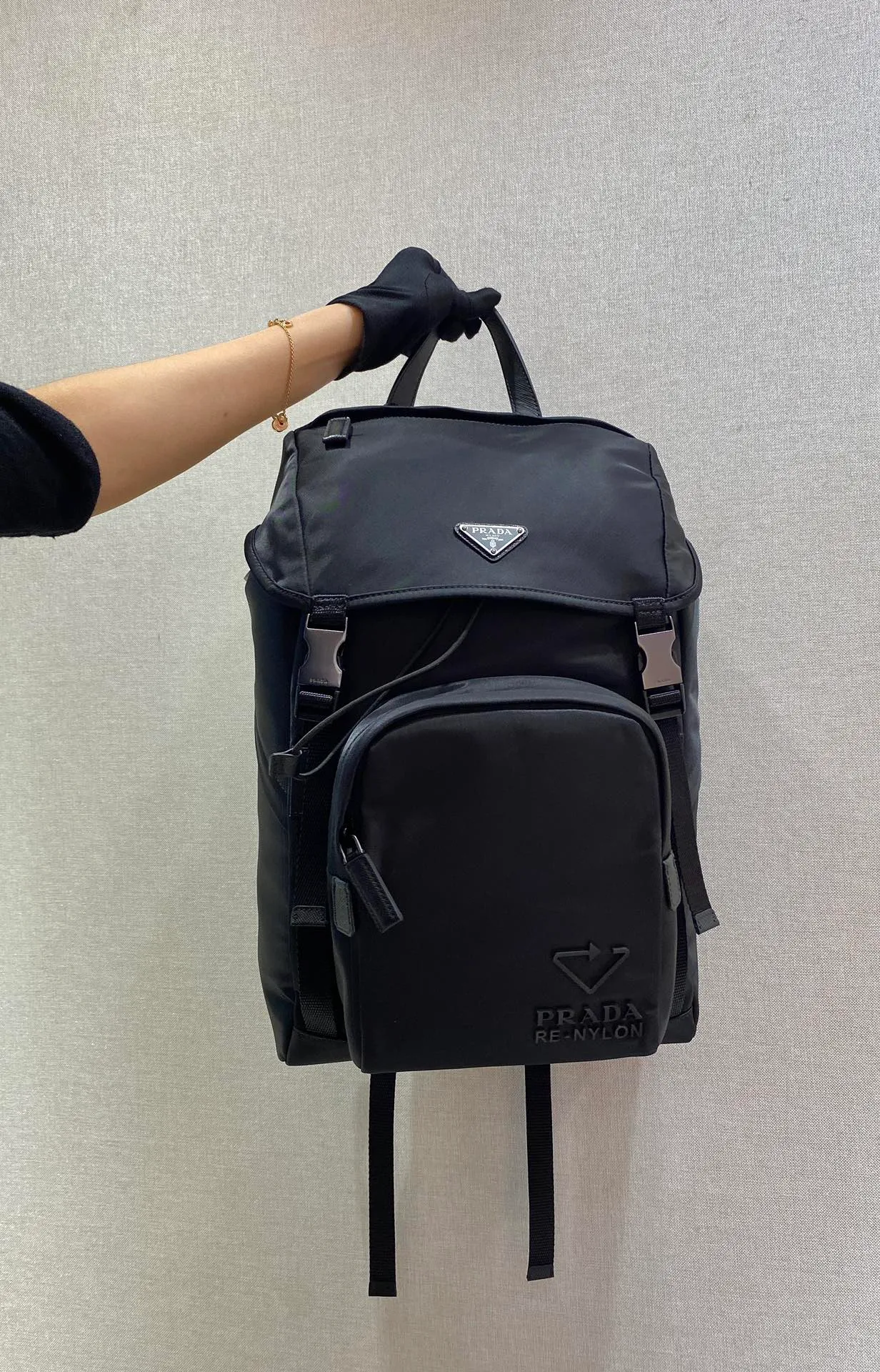 💰1320🎉Environmental protection series🎉2VZ135🎉🎉This backpack is made of innovative regenerated nylon fabric and has a classic design. Featuring a flap with strap and buckle and four exterior zipped pockets. The padded back reveals practical details, and the signature enameled triangle metal logo reinforces the brand's identity. Simple and elegant, men, hurry up and get it, it is another backpack that will never go out of style👏👏 Length 27x Height 45x Bottom 17cm