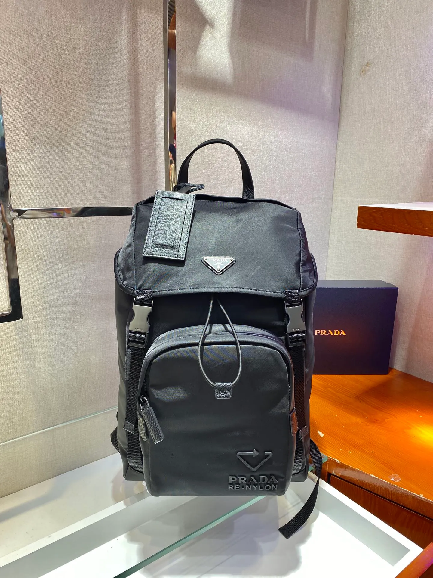 💰1320🎉Environmental protection series🎉2VZ135🎉🎉This backpack is made of innovative regenerated nylon fabric and has a classic design. Featuring a flap with strap and buckle and four exterior zipped pockets. The padded back reveals practical details, and the signature enameled triangle metal logo reinforces the brand's identity. Simple and elegant, men, hurry up and get it, it is another backpack that will never go out of style👏👏 Length 27x Height 45x Bottom 17cm