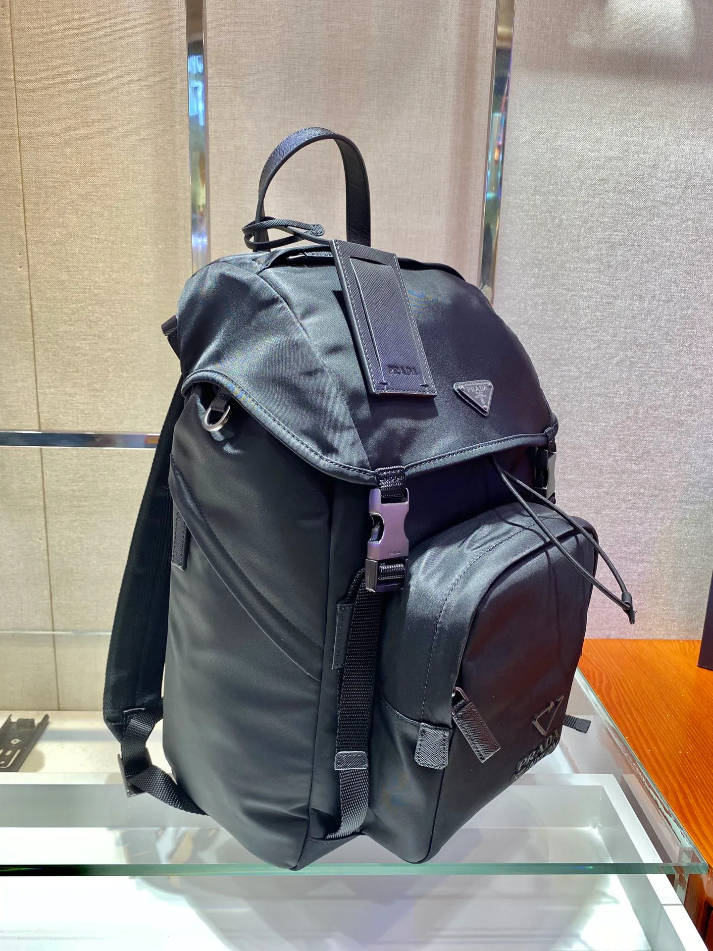 💰1320🎉Environmental protection series🎉2VZ135🎉🎉This backpack is made of innovative regenerated nylon fabric and has a classic design. Featuring a flap with strap and buckle and four exterior zipped pockets. The padded back reveals practical details, and the signature enameled triangle metal logo reinforces the brand's identity. Simple and elegant, men, hurry up and get it, it is another backpack that will never go out of style👏👏 Length 27x Height 45x Bottom 17cm