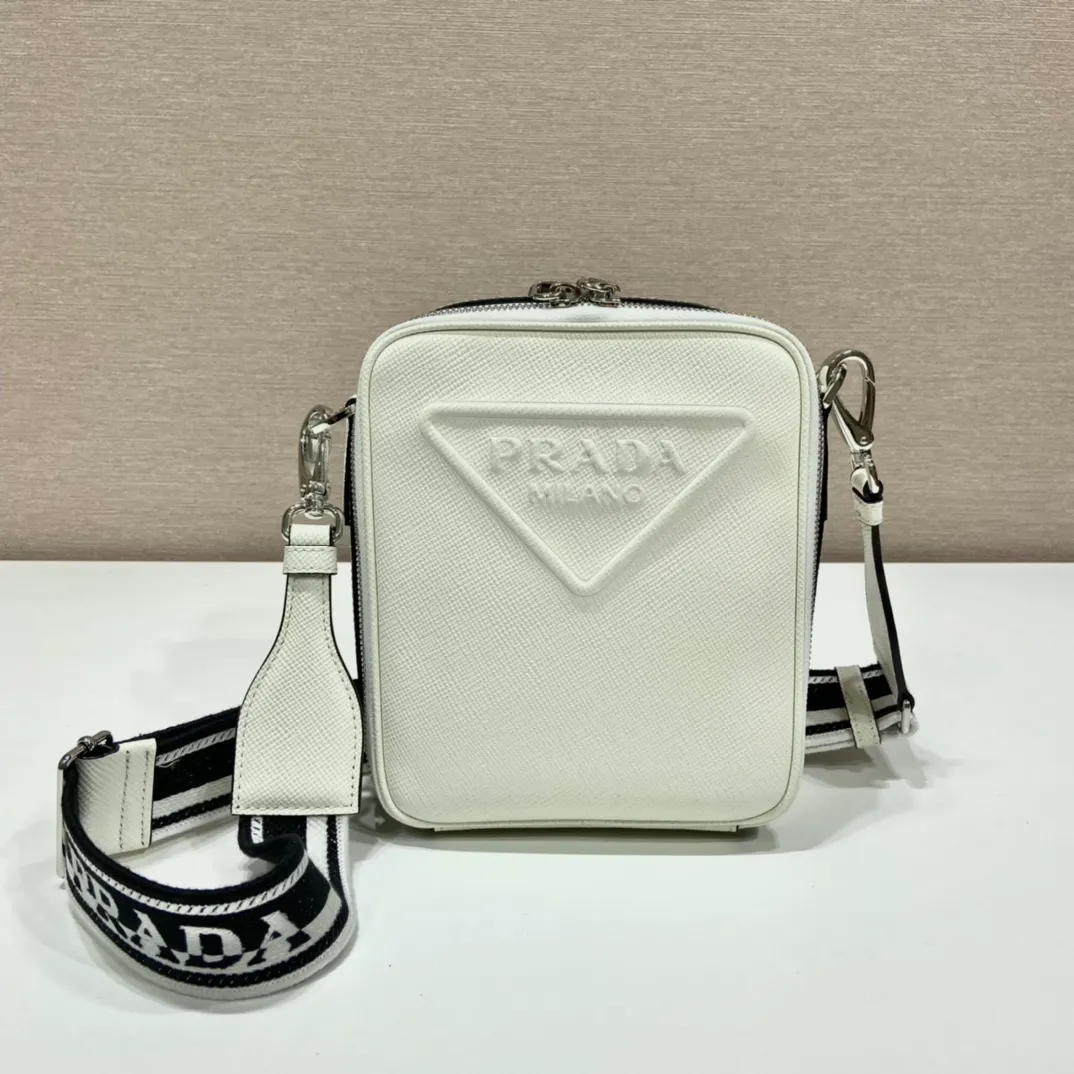 💰1640👏Men's cross-body bag with embroidered webbing👏2VH154👏👏New color This fashionable and simple shoulder bag is made of imported Saffiano leather with a large embossed triangle logo. It is a favorite with a detachable embroidered webbing and can be matched with other bags👏👏 to present the unique cross parallel lines. Simple, elegant and fashionable, it is very fashionable on the street, hurry up and get it👏👏handsome guys😘 Length 19x bottom 16x bottom 5.5cm