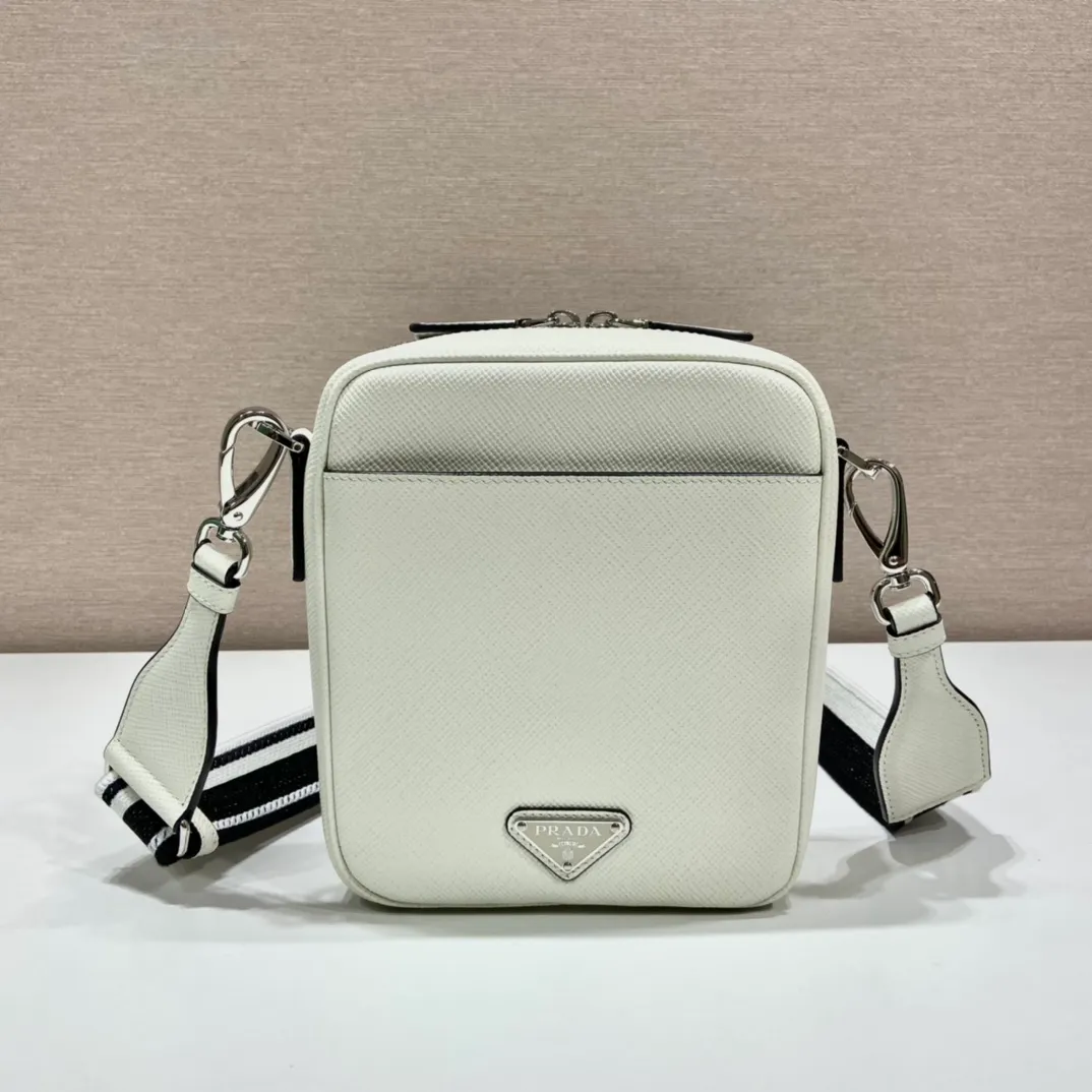 💰1640👏Men's cross-body bag with embroidered webbing👏2VH154👏👏New color This fashionable and simple shoulder bag is made of imported Saffiano leather with a large embossed triangle logo. It is a favorite with a detachable embroidered webbing and can be matched with other bags👏👏 to present the unique cross parallel lines. Simple, elegant and fashionable, it is very fashionable on the street, hurry up and get it👏👏handsome guys😘 Length 19x bottom 16x bottom 5.5cm