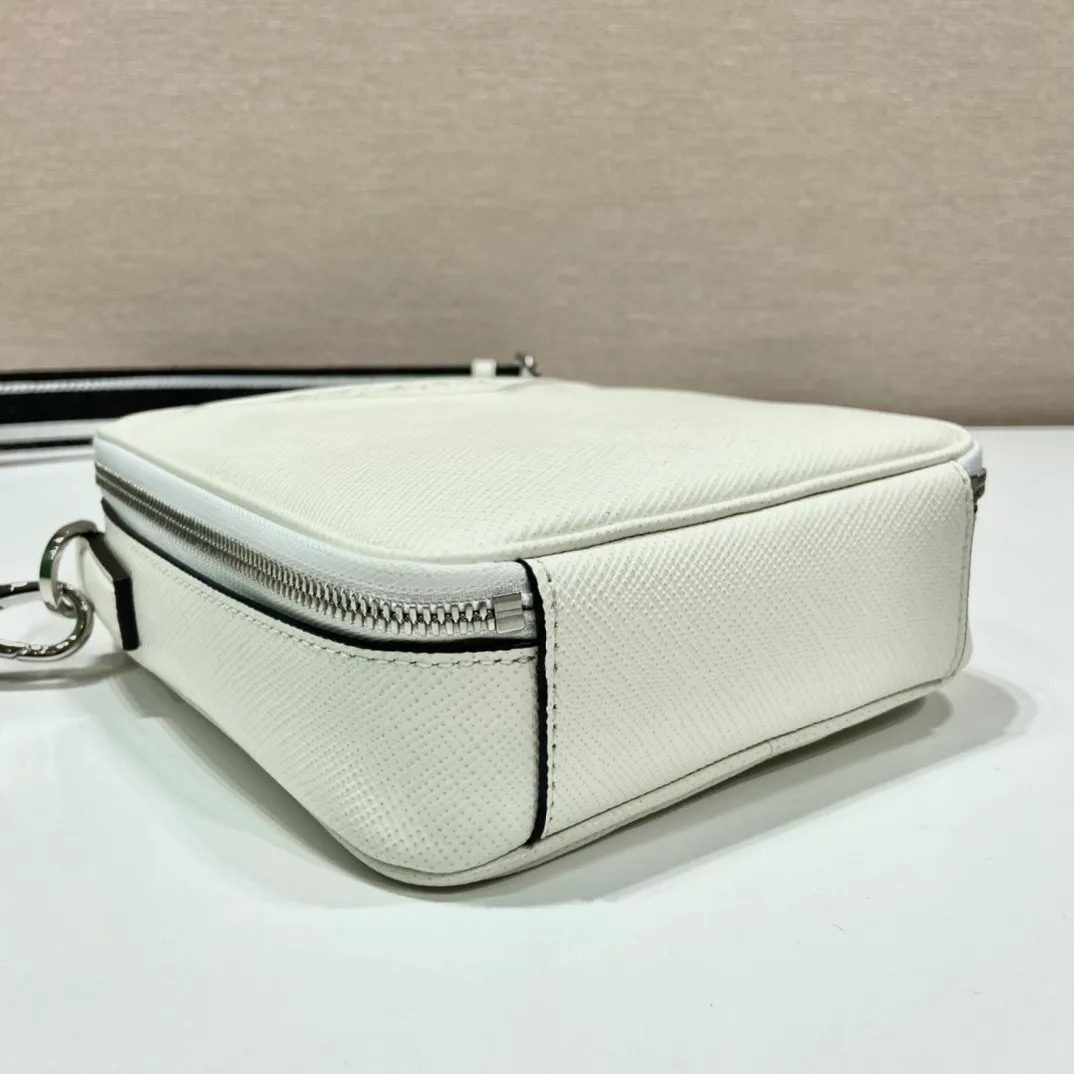 💰1640👏Men's cross-body bag with embroidered webbing👏2VH154👏👏New color This fashionable and simple shoulder bag is made of imported Saffiano leather with a large embossed triangle logo. It is a favorite with a detachable embroidered webbing and can be matched with other bags👏👏 to present the unique cross parallel lines. Simple, elegant and fashionable, it is very fashionable on the street, hurry up and get it👏👏handsome guys😘 Length 19x bottom 16x bottom 5.5cm