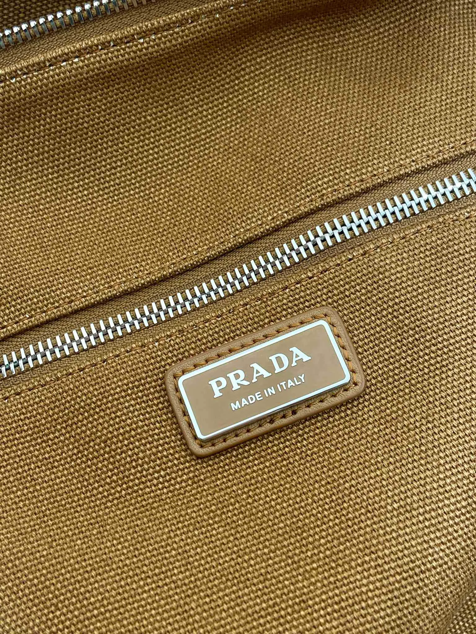 💰1360🎉New travel bag🎉2VC051🎉👌 This canvas travel bag tells a sporty style with its lightweight design and exquisite leather details. Roomy and versatile, it features a detachable shoulder strap and a tonal embroidered logo for unique detailing. The upper body effect is fashionable and handsome, hurry up and get it🎉🎉 Length 53x Height 32x Bottom 32cm🎉🎉🎉💰💰💰