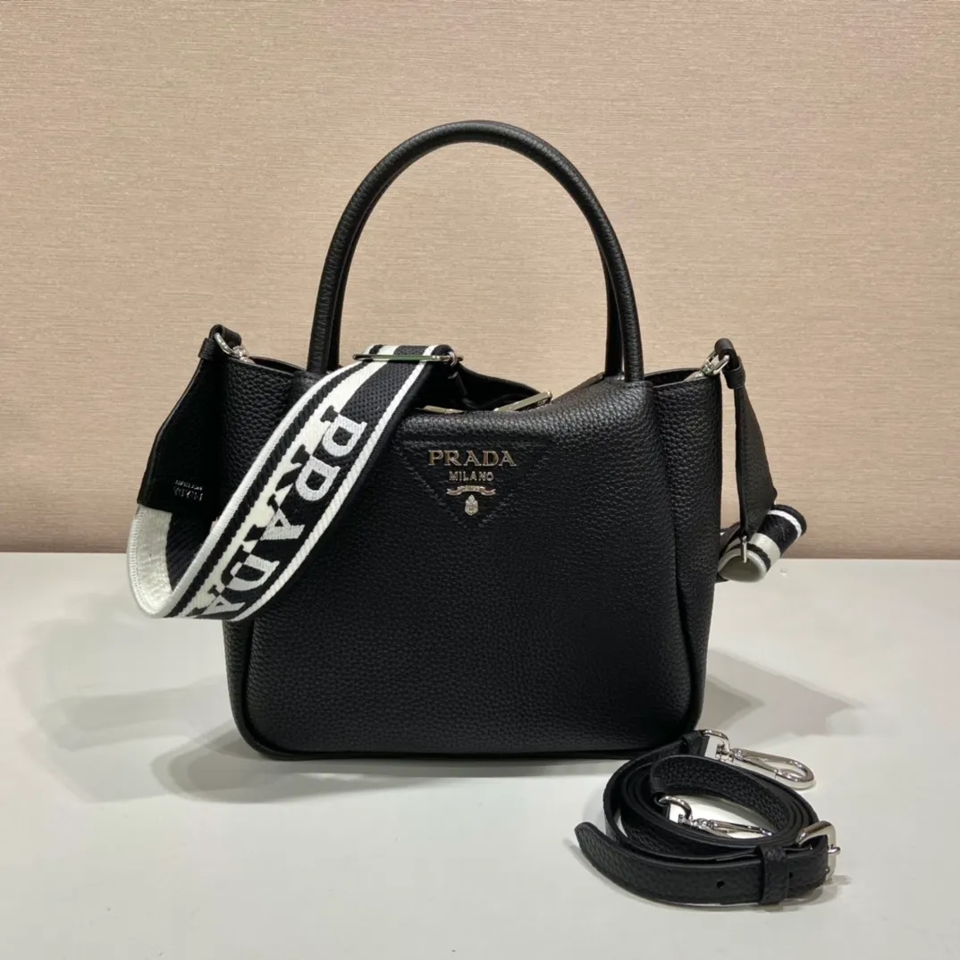 💰1840🎉New double shoulder strap🎉1BC145 double shoulder strap🎉Small size This double shoulder strap is made of imported deerskin grain cowhide and equipped with two interchangeable and adjustable long shoulder straps. The combination of fabric webbing and cowhide is perfect😘, versatile for mixing and matching different clothes on different occasions😘, large capacity, many compartments, super soft feel🎉Hurry up and get it🎉 Length 23x Height 21x Bottom 10cm🎉🎉🎉👏👏👏