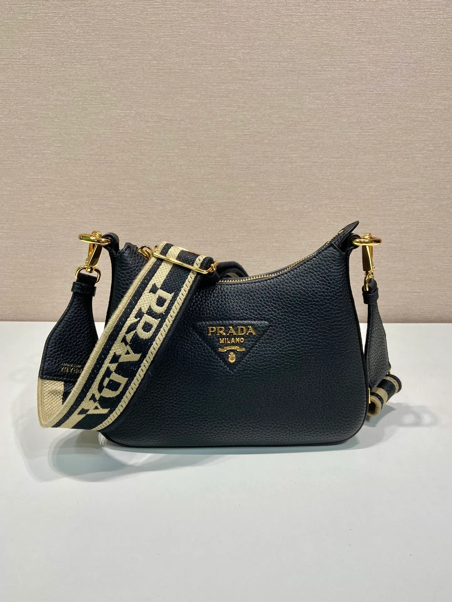 💰1660🎉New model🎉1BH193 small size🎉 This single shoulder strap is made of imported deerskin grain cowhide, with a long fabric shoulder strap and adjustable design. So perfect😘, versatile for mixing and matching for different occasions and different clothes😘, large capacity, super soft feel🎉Hurry up and get it🎉 Length 24x height 18x ​​base 6cm