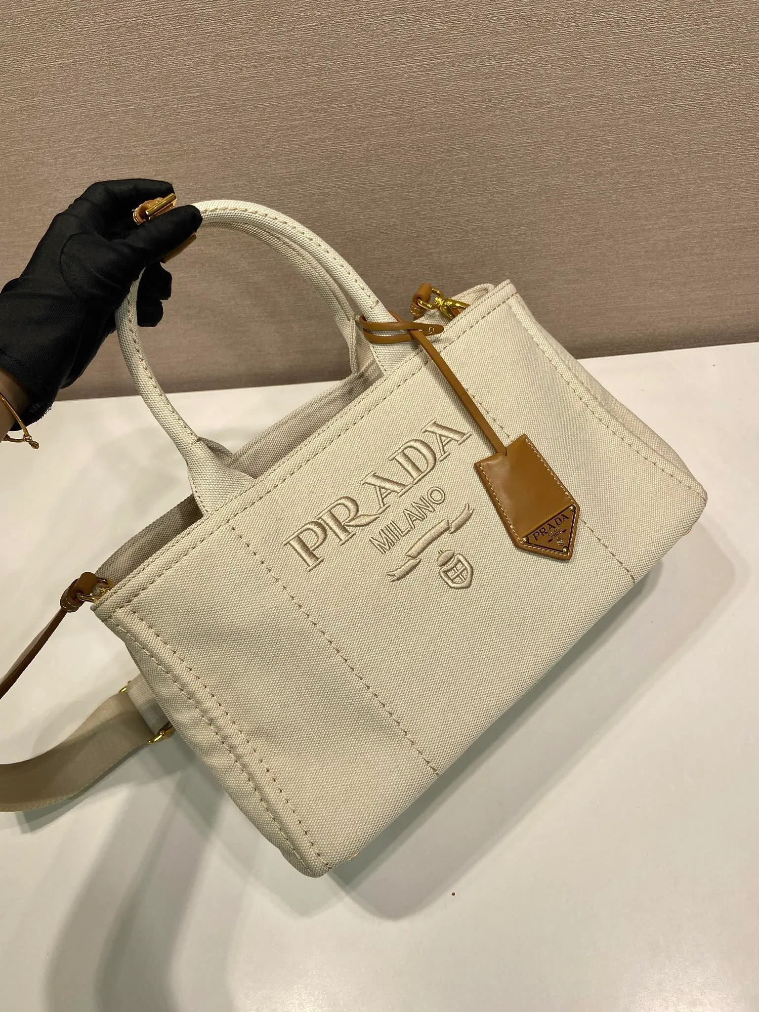 💰1200🎉New handbag🎉1BG554 medium size🎉🎉 Inspired by the timeless elements of nautical style, this mini handbag reinterprets the classic style. Made of cotton canvas with leather trim for a sophisticated and versatile look. Canvas handle, detachable and adjustable logo-printed woven shoulder strap, detachable leather keychain, can be carried by hand or on the shoulder, large capacity, so beautiful, another timeless and popular item🎉🎉worth owning🎉🎉 Length 33x Height 20x Bottom 18cm🎉🎉🎉💰💰💰