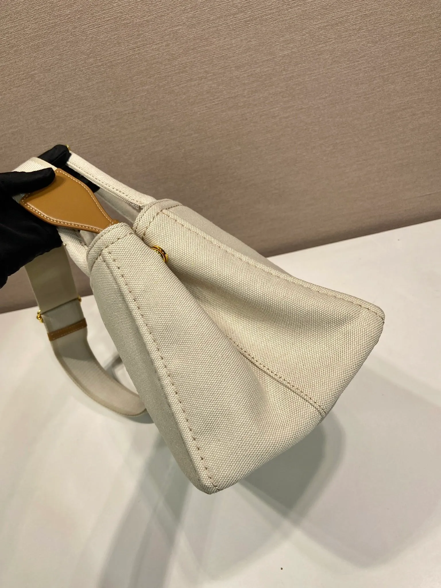 💰1200🎉New handbag🎉1BG554 medium size🎉🎉 Inspired by the timeless elements of nautical style, this mini handbag reinterprets the classic style. Made of cotton canvas with leather trim for a sophisticated and versatile look. Canvas handle, detachable and adjustable logo-printed woven shoulder strap, detachable leather keychain, can be carried by hand or on the shoulder, large capacity, so beautiful, another timeless and popular item🎉🎉worth owning🎉🎉 Length 33x Height 20x Bottom 18cm🎉🎉🎉💰💰💰