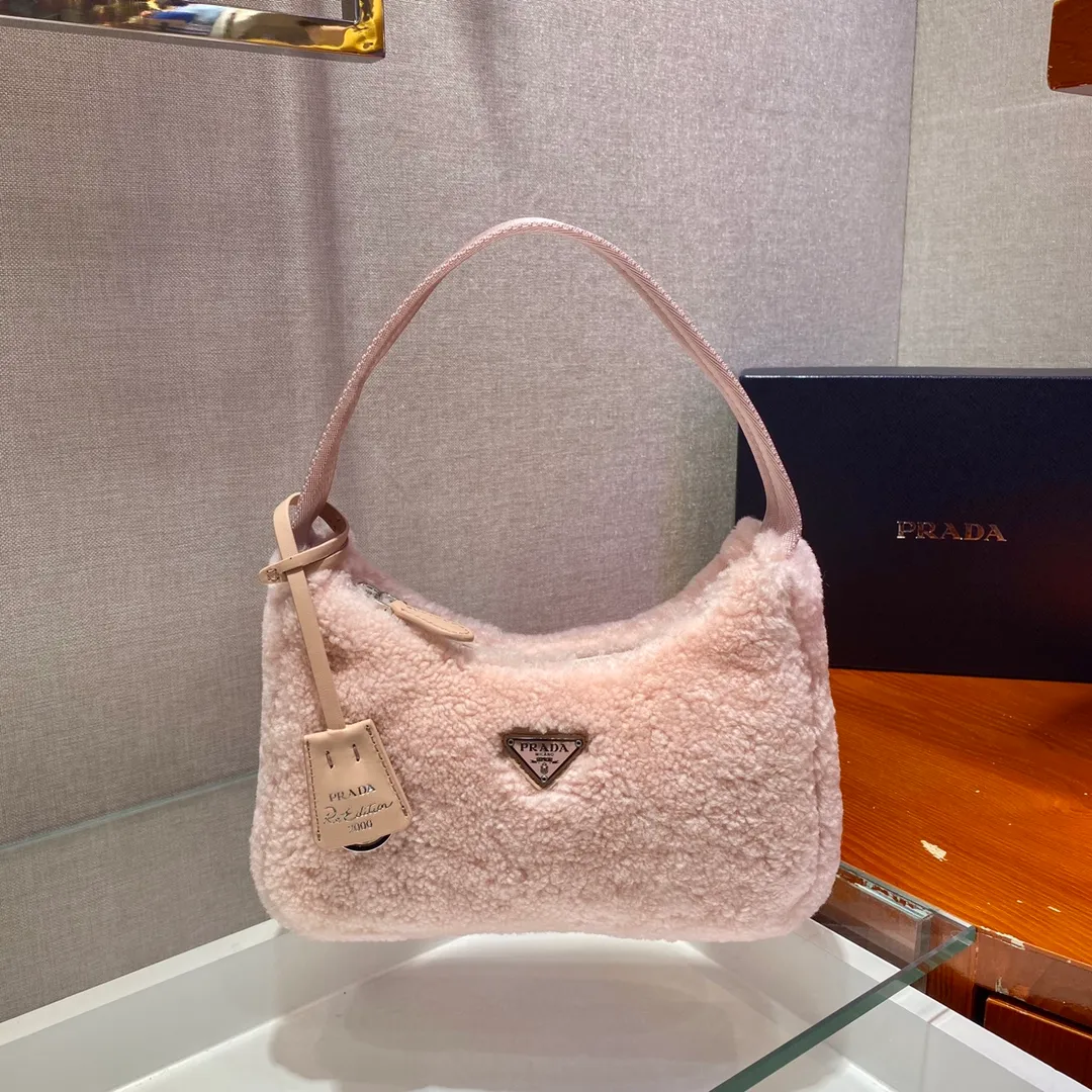 💰860🎉Plush Hobo🎉The design of this Hobo fur bag is another popular style in autumn and winter👏, you can feel its softness through the screen😘I want to hug it so fast The impulse🙊🙊It’s so cute, good-looking and extremely convenient to wear👍It looks great when carried in hand or as an armpit bag😘A must-have in winter, if you like it, hurry up and buy it🎉🎉 Style number: NE515 Length 23x Height 14x Bottom 5cm