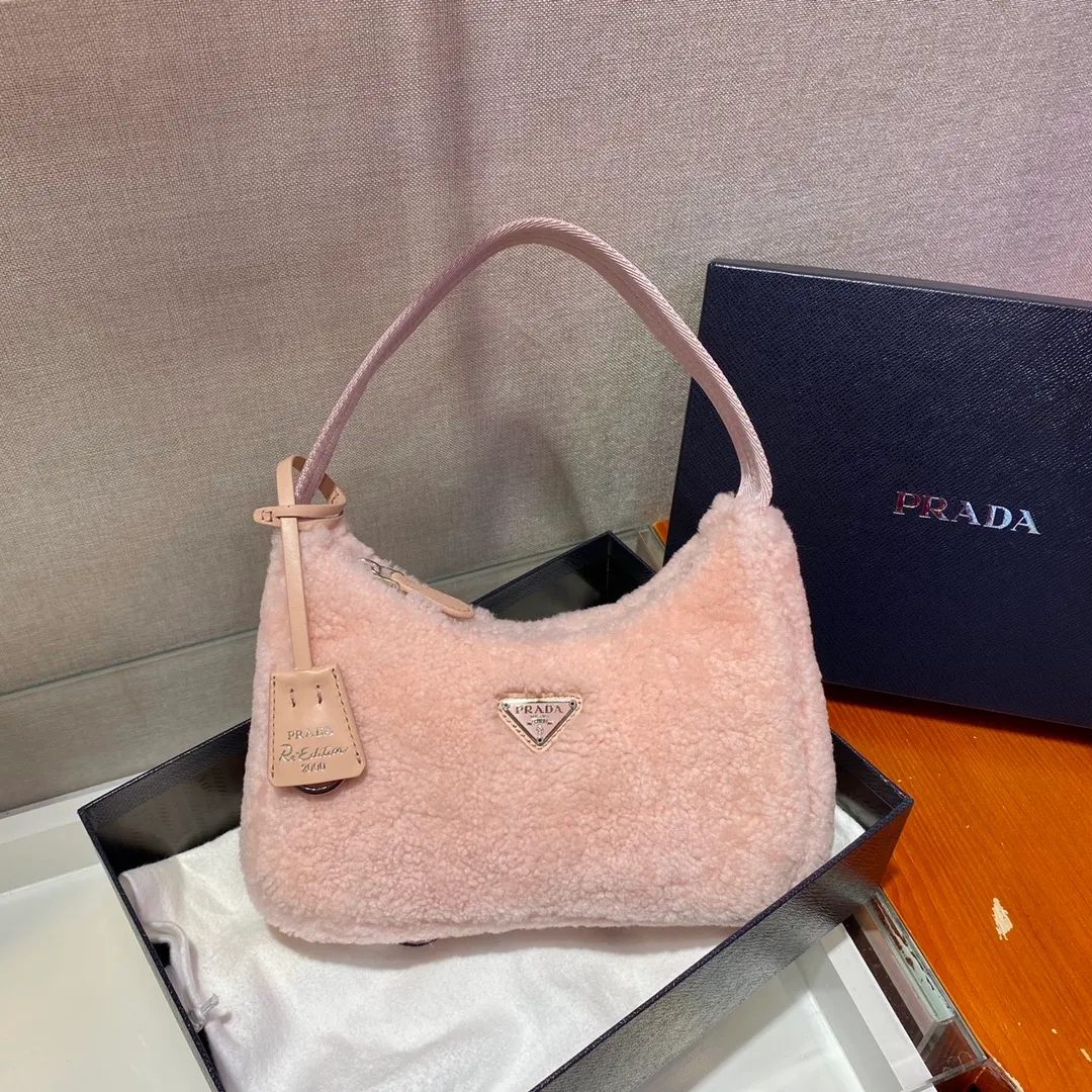 💰860🎉Plush Hobo🎉The design of this Hobo fur bag is another popular style in autumn and winter👏, you can feel its softness through the screen😘I want to hug it so fast The impulse🙊🙊It’s so cute, good-looking and extremely convenient to wear👍It looks great when carried in hand or as an armpit bag😘A must-have in winter, if you like it, hurry up and buy it🎉🎉 Style number: NE515 Length 23x Height 14x Bottom 5cm