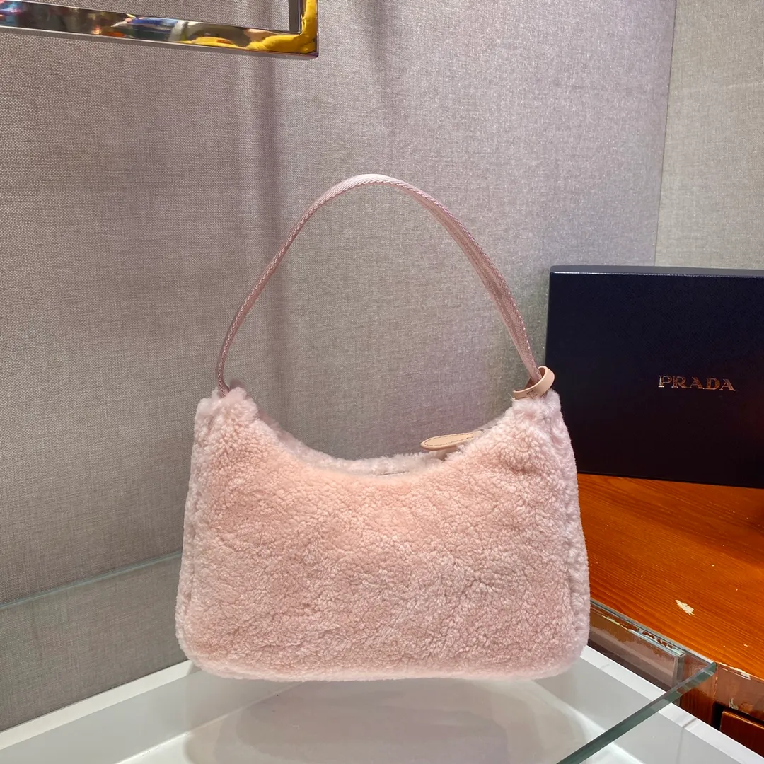 💰860🎉Plush Hobo🎉The design of this Hobo fur bag is another popular style in autumn and winter👏, you can feel its softness through the screen😘I want to hug it so fast The impulse🙊🙊It’s so cute, good-looking and extremely convenient to wear👍It looks great when carried in hand or as an armpit bag😘A must-have in winter, if you like it, hurry up and buy it🎉🎉 Style number: NE515 Length 23x Height 14x Bottom 5cm