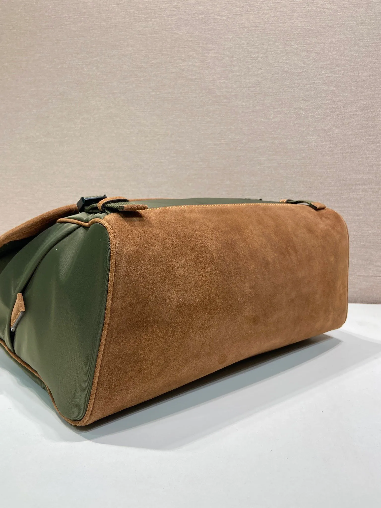 💰1360🎉New messenger bag🎉🎉2VD052A large size🎉🎉 This messenger bag is designed with Re-Nylon recycled nylon fabric, with contrasting calfskin, flap and snap closure, three external zippered pockets, internal zippered pocket and patch pocket. It has a large capacity and is a hit that will never go out of style. Handsome guys, hurry up and get in🎉🎉 Length 30x Height 27.5x Bottom 14.5cm🎉🎉🎉🍊🍊🍊