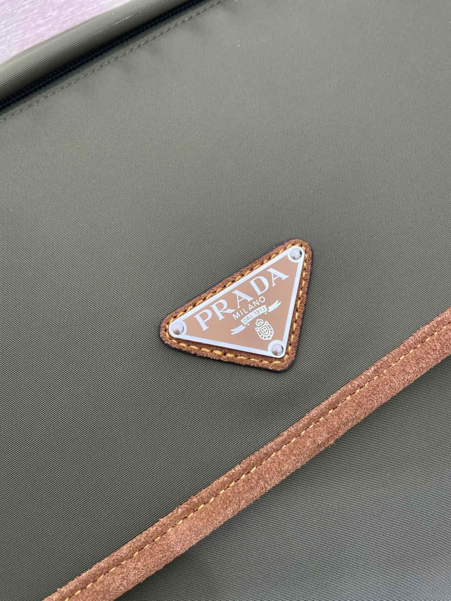💰1360🎉New messenger bag🎉🎉2VD052A large size🎉🎉 This messenger bag is designed with Re-Nylon recycled nylon fabric, with contrasting calfskin, flap and snap closure, three external zippered pockets, internal zippered pocket and patch pocket. It has a large capacity and is a hit that will never go out of style. Handsome guys, hurry up and get in🎉🎉 Length 30x Height 27.5x Bottom 14.5cm🎉🎉🎉🍊🍊🍊