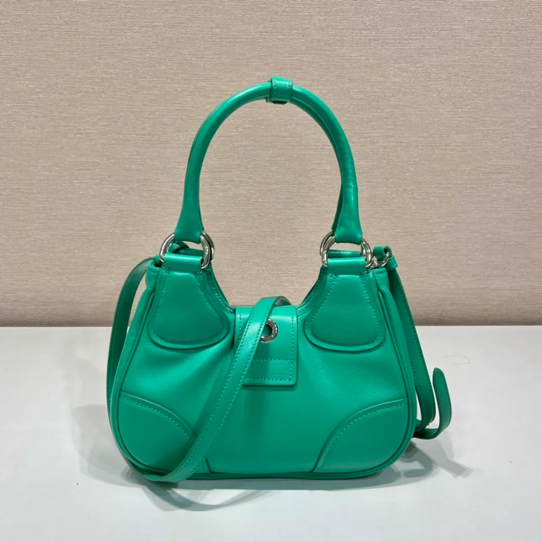 💰1660🎉New Moon handbag🎉1BA381 full lambskin🎉🎉 This Moon handbag is designed with imported lambskin, and the interior is also full sheepskin👏 It is equipped with a 100 cm detachable and adjustable long leather shoulder strap, which can be carried by hand or on the shoulder, a detachable leather keychain, and a triangle logo magnetic buckle/lace closure on the front. It is lightweight and practical, and the upper body effect is cool/fashionable. Another popular style that will never go out of style🎉🎉Hurry up and get it🎉 Length 22.5x Height 16x Bottom 7.5cm