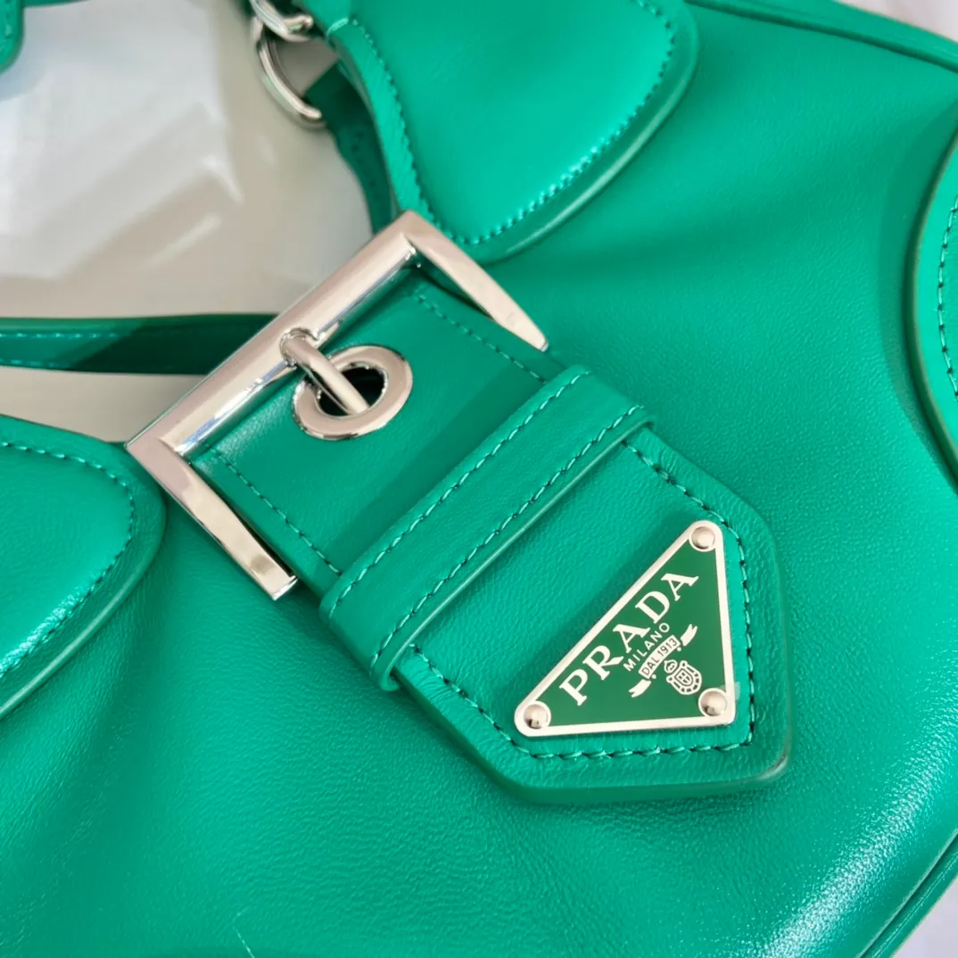 💰1660🎉New Moon handbag🎉1BA381 full lambskin🎉🎉 This Moon handbag is designed with imported lambskin, and the interior is also full sheepskin👏 It is equipped with a 100 cm detachable and adjustable long leather shoulder strap, which can be carried by hand or on the shoulder, a detachable leather keychain, and a triangle logo magnetic buckle/lace closure on the front. It is lightweight and practical, and the upper body effect is cool/fashionable. Another popular style that will never go out of style🎉🎉Hurry up and get it🎉 Length 22.5x Height 16x Bottom 7.5cm