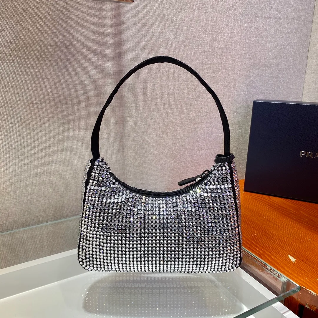 💰1000🎉Flash diamond Hobo🎉1NE515 flash diamond, the most beautiful and sparkling rhinestone Hobo 😘😘Imported diamond net. The sparkling appearance. The blingbling effect under the night light is very eye-catching. The rate of return is very high. 🙈🙈Everyone will praise you wherever you take it😘This kind of sparkling diamond bag is also very easy to match with clothes. It is so cute and cool. , suitable for any occasion, the popular elements of Hobo have always been recognized by Internet celebrities/celebrities, and it is a permanently popular Hobo🙊🙊worth buying👍beauties😘Length 23x Height 13x Bottom 5cm