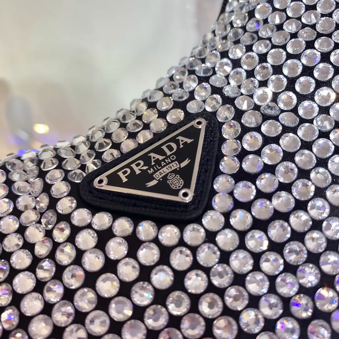 💰1000🎉Flash diamond Hobo🎉1NE515 flash diamond, the most beautiful and sparkling rhinestone Hobo 😘😘Imported diamond net. The sparkling appearance. The blingbling effect under the night light is very eye-catching. The rate of return is very high. 🙈🙈Everyone will praise you wherever you take it😘This kind of sparkling diamond bag is also very easy to match with clothes. It is so cute and cool. , suitable for any occasion, the popular elements of Hobo have always been recognized by Internet celebrities/celebrities, and it is a permanently popular Hobo🙊🙊worth buying👍beauties😘Length 23x Height 13x Bottom 5cm