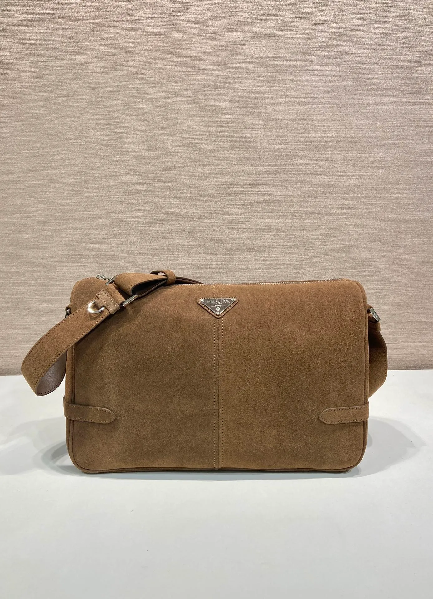 💰1560🎉New Messenger Bag🎉2VH187 Leather🎉🎉 This shoulder bag is carefully made of imported Leather. It has a smooth and simple silhouette with exquisite details and is decorated with a unique triangle logo. It is fashionable and versatile. Adjustable leather shoulder strap, another popular style that will never go out of style🎉🎉Handsome guys, hurry up and get it🎉🎉 Length 35x Height 22x Bottom 12cm🎉🎉🎉👏👏👏