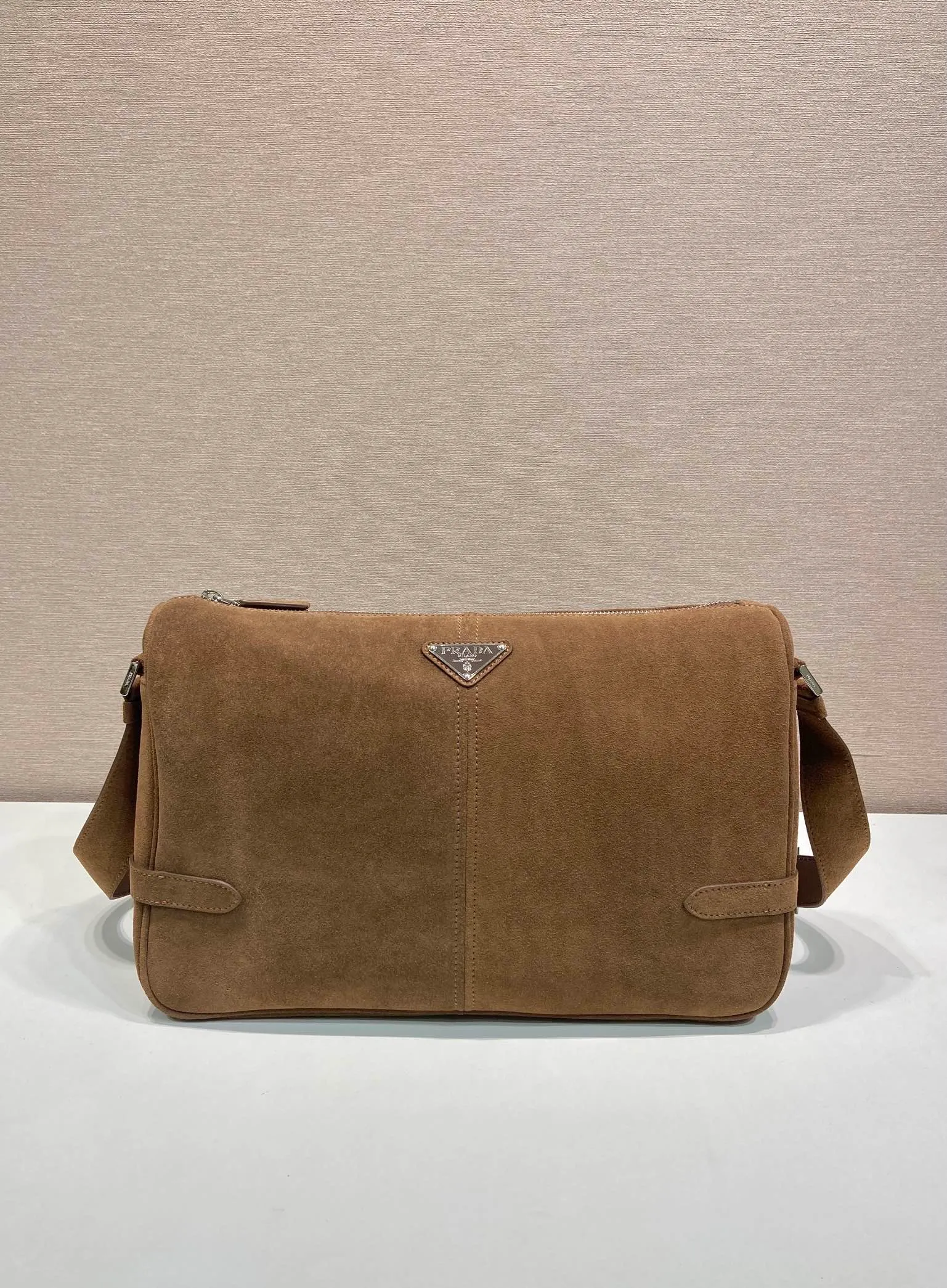 💰1560🎉New Messenger Bag🎉2VH187 Leather🎉🎉 This shoulder bag is carefully made of imported Leather. It has a smooth and simple silhouette with exquisite details and is decorated with a unique triangle logo. It is fashionable and versatile. Adjustable leather shoulder strap, another popular style that will never go out of style🎉🎉Handsome guys, hurry up and get it🎉🎉 Length 35x Height 22x Bottom 12cm🎉🎉🎉👏👏👏