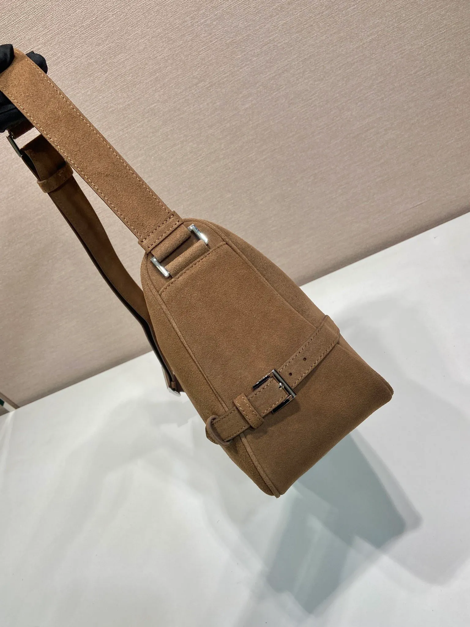 💰1560🎉New Messenger Bag🎉2VH187 Leather🎉🎉 This shoulder bag is carefully made of imported Leather. It has a smooth and simple silhouette with exquisite details and is decorated with a unique triangle logo. It is fashionable and versatile. Adjustable leather shoulder strap, another popular style that will never go out of style🎉🎉Handsome guys, hurry up and get it🎉🎉 Length 35x Height 22x Bottom 12cm🎉🎉🎉👏👏👏