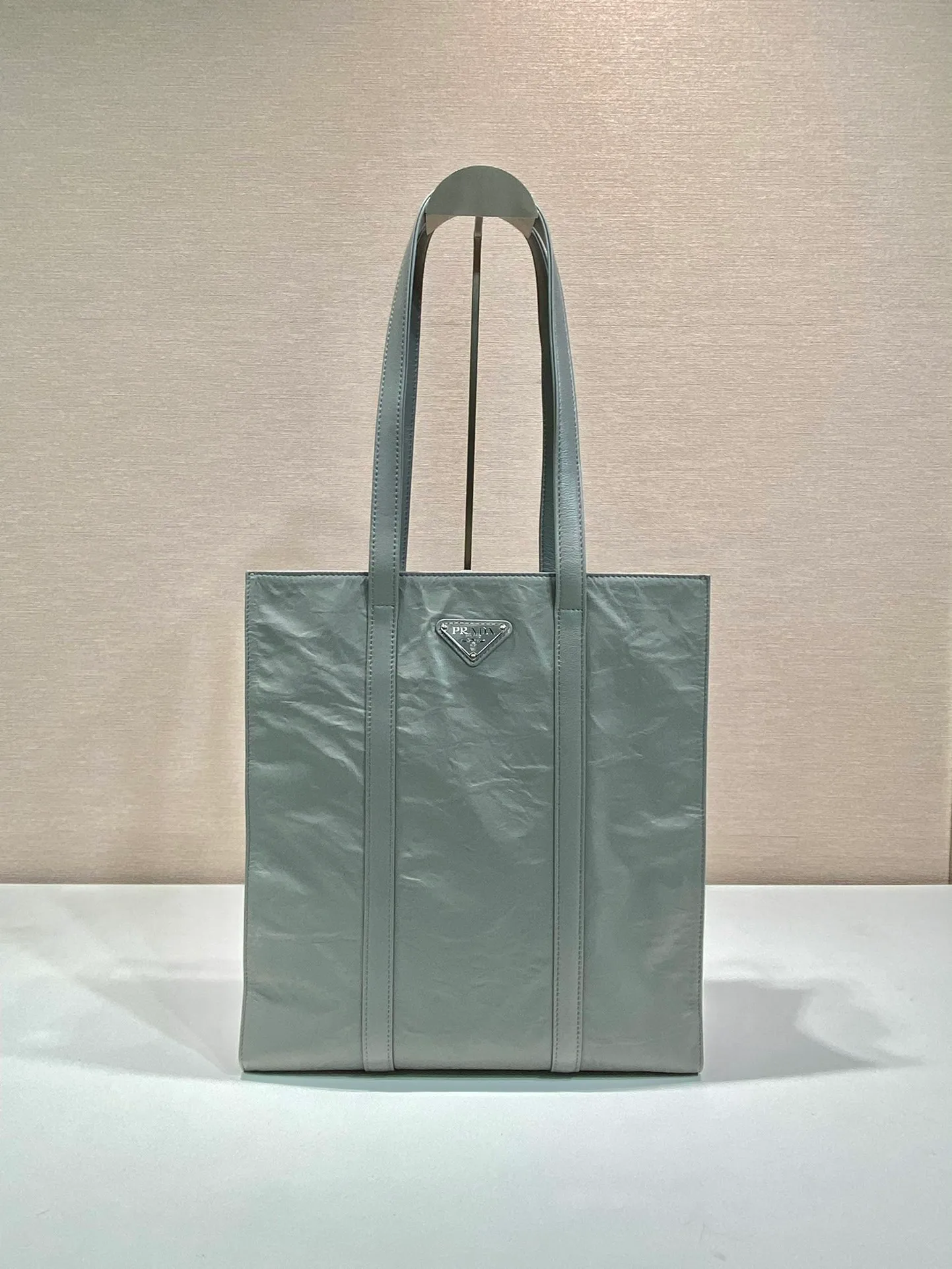 💰1840🎉New Tote Bag🎉1BG459 Small🎉🎉 This casual style tote bag is made of natural textured glossy soft sheepskin. The hand-draped effect contrasts sharply with the concept of precise construction, reinterpreting unrestrained everyday objects. It has a very large capacity, is lightweight and practical, has a cool and handsome upper body effect, and is suitable for both men and women. Length 30x Height 30x Bottom 8.5cm