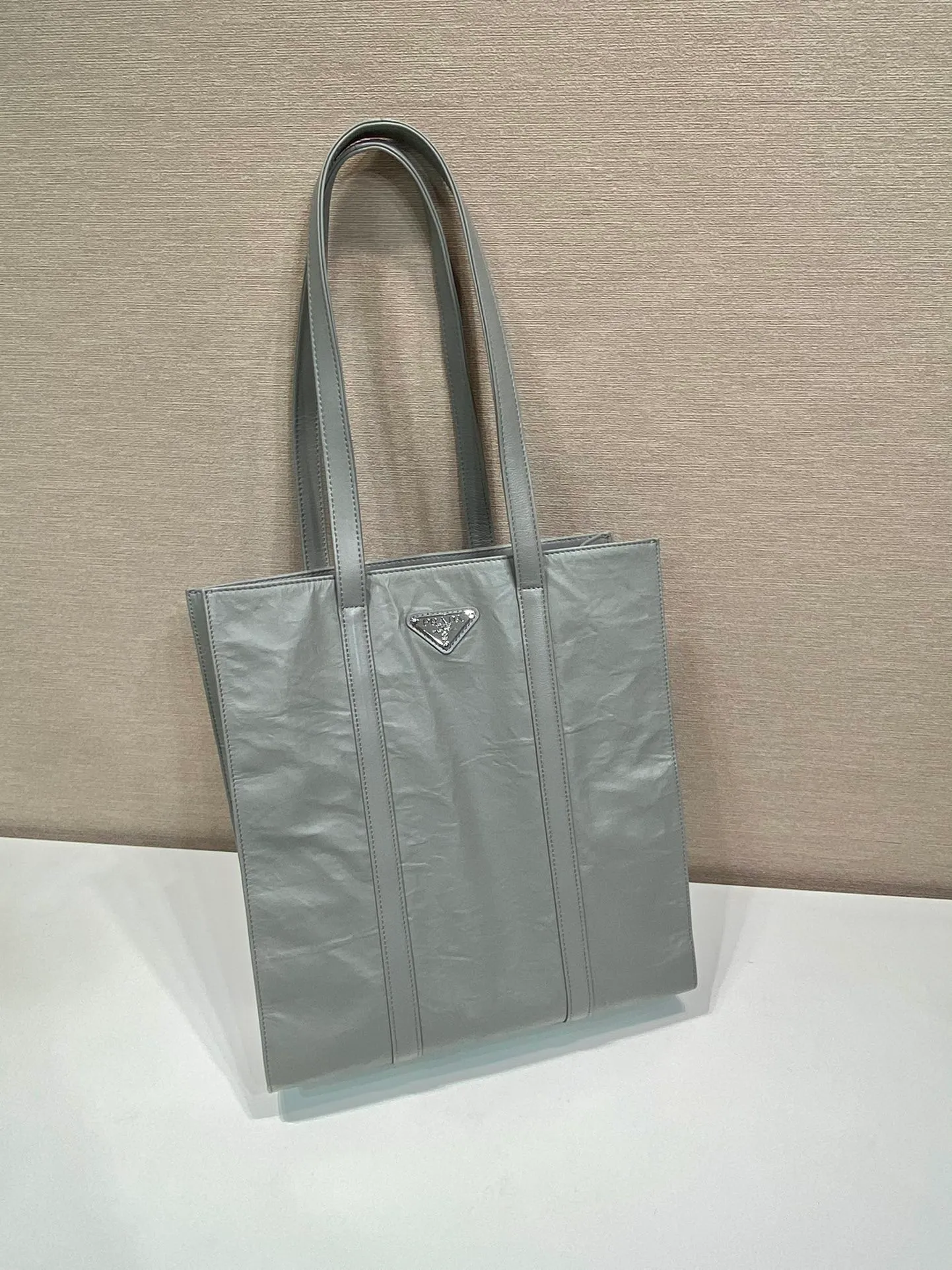 💰1840🎉New Tote Bag🎉1BG459 Small🎉🎉 This casual style tote bag is made of natural textured glossy soft sheepskin. The hand-draped effect contrasts sharply with the concept of precise construction, reinterpreting unrestrained everyday objects. It has a very large capacity, is lightweight and practical, has a cool and handsome upper body effect, and is suitable for both men and women. Length 30x Height 30x Bottom 8.5cm
