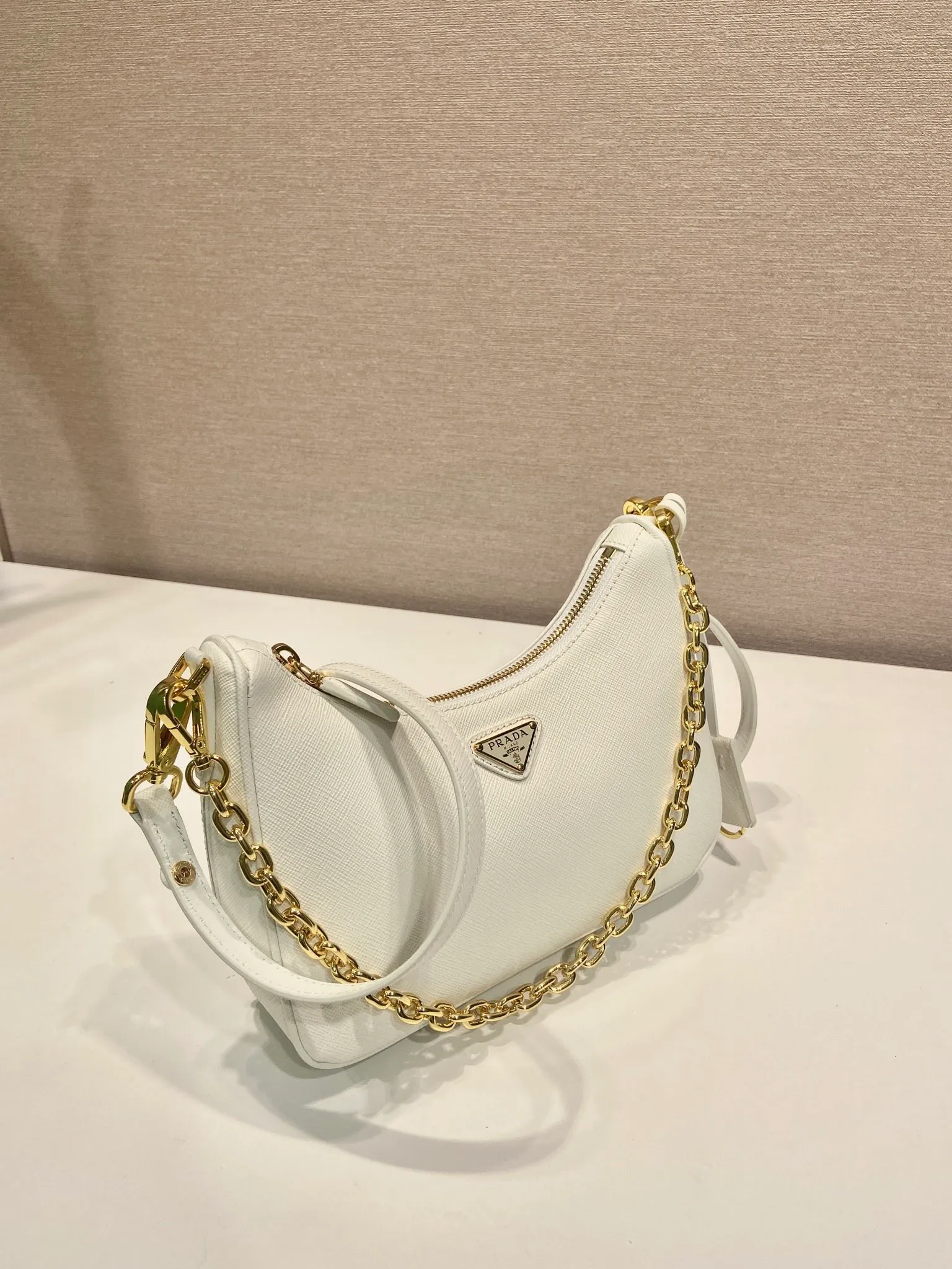 💰1360🎉Upgraded version of Hobo🎉1BC204 cross pattern🎉🎉 This versatile handbag is designed with simple lines and classic details. It is equipped with a detachable chain and an adjustable long shoulder strap, and can be worn as a shoulder strap/handheld/crossbody. It is made of Saffiano leather and embellished with a unique enamel-coated triangular metal logo. Another popular style that will never go out of style, babies, hurry up and get it🎉🎉 Length 22x Height 18x ​​Bottom 6cm🎉🎉🎉💰💰💰
