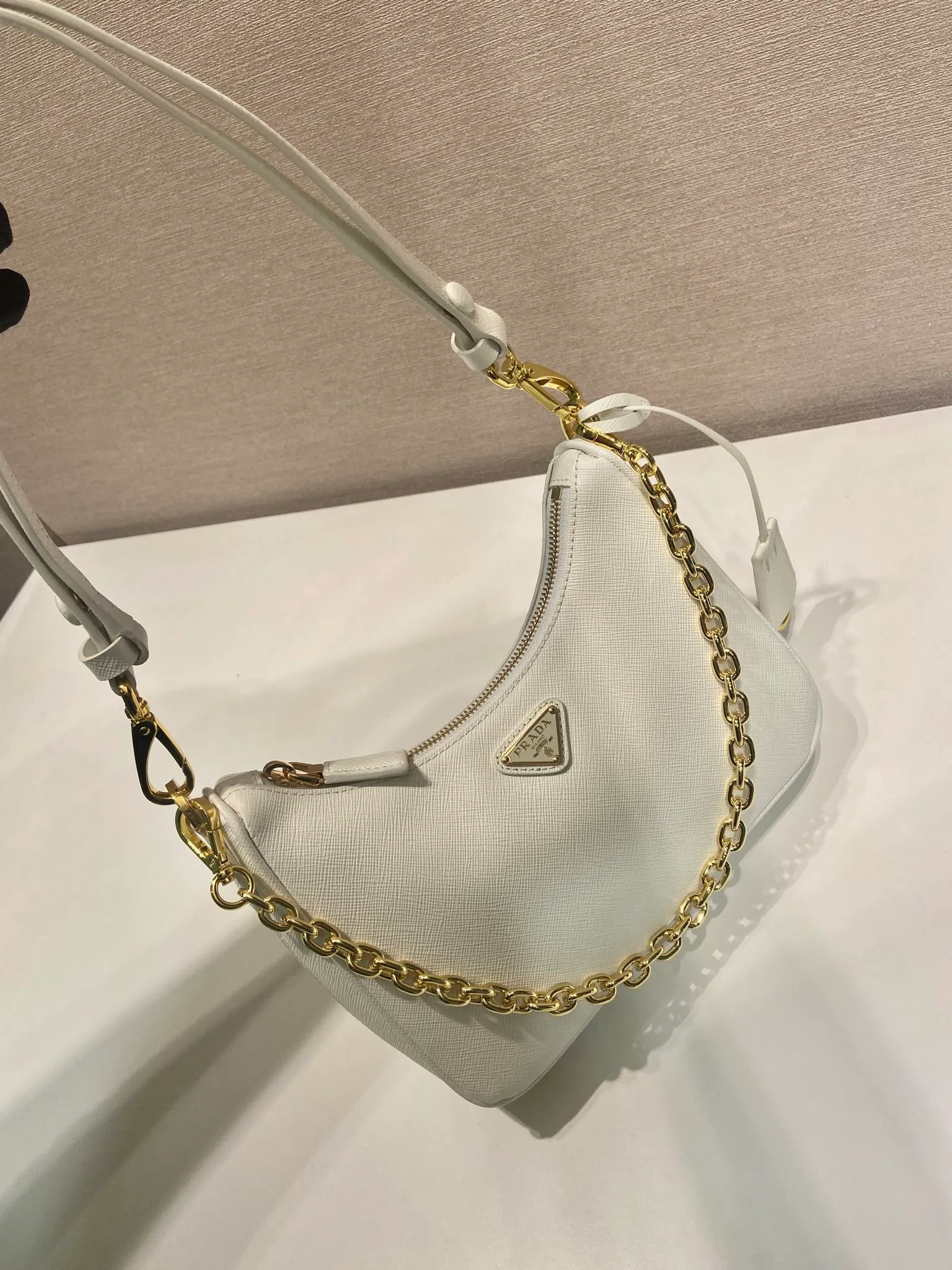 💰1360🎉Upgraded version of Hobo🎉1BC204 cross pattern🎉🎉 This versatile handbag is designed with simple lines and classic details. It is equipped with a detachable chain and an adjustable long shoulder strap, and can be worn as a shoulder strap/handheld/crossbody. It is made of Saffiano leather and embellished with a unique enamel-coated triangular metal logo. Another popular style that will never go out of style, babies, hurry up and get it🎉🎉 Length 22x Height 18x ​​Bottom 6cm🎉🎉🎉💰💰💰