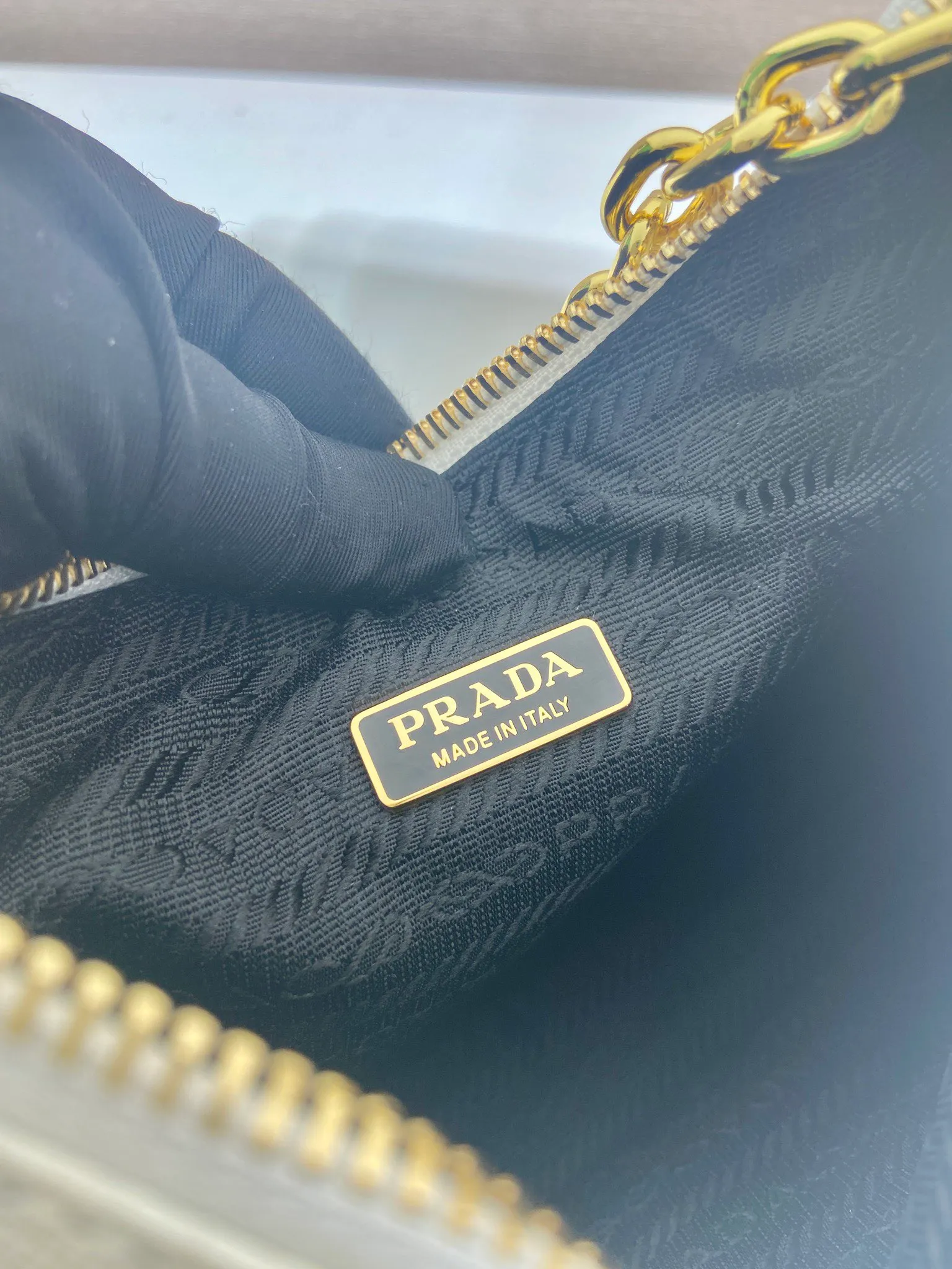 💰1360🎉Upgraded version of Hobo🎉1BC204 cross pattern🎉🎉 This versatile handbag is designed with simple lines and classic details. It is equipped with a detachable chain and an adjustable long shoulder strap, and can be worn as a shoulder strap/handheld/crossbody. It is made of Saffiano leather and embellished with a unique enamel-coated triangular metal logo. Another popular style that will never go out of style, babies, hurry up and get it🎉🎉 Length 22x Height 18x ​​Bottom 6cm🎉🎉🎉💰💰💰