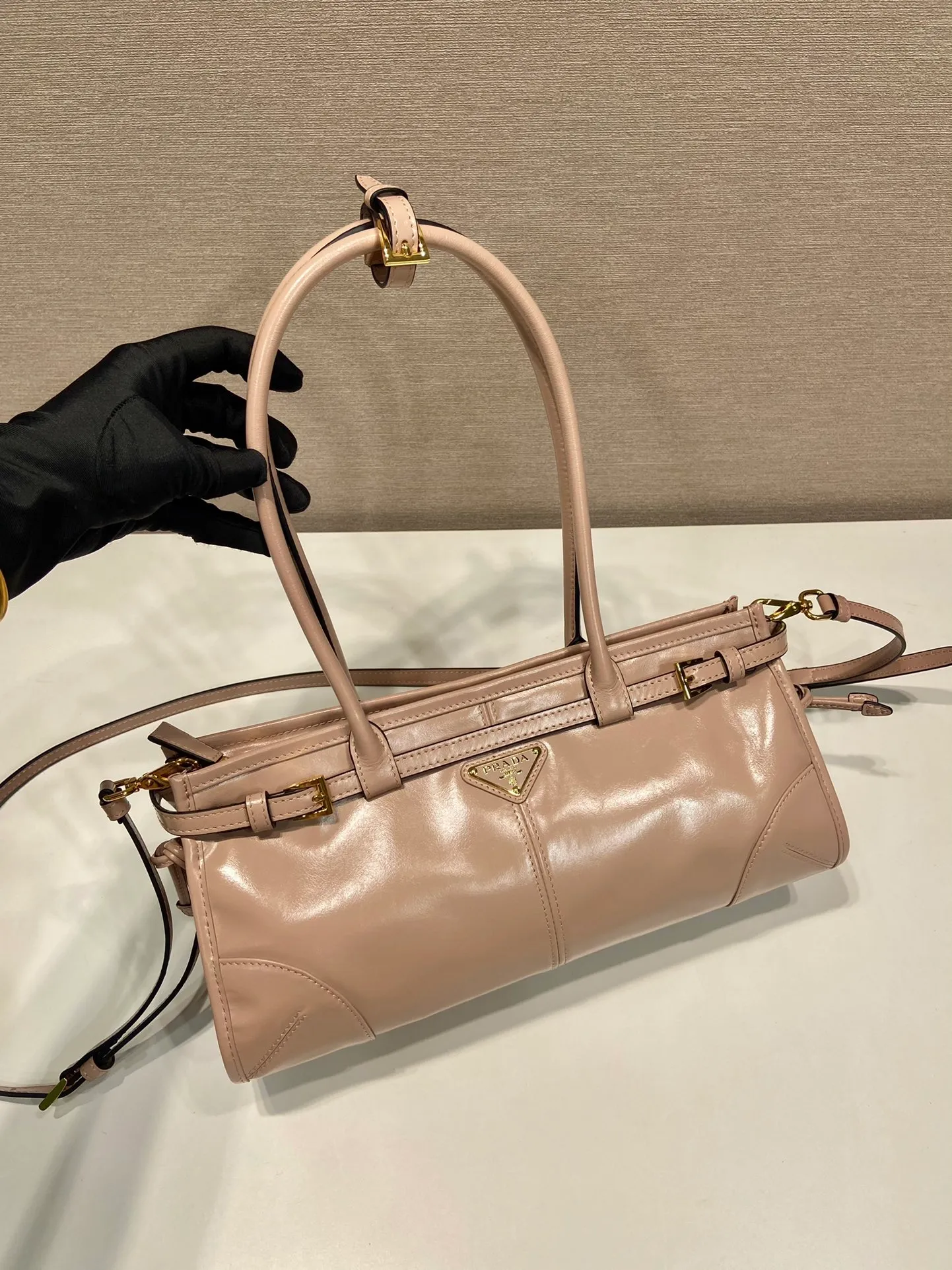 💰1840🎉LusSolf oil wax leather🎉1BA426 small new color🎉🎉 This hand-held crossbody bag is made of imported waxed leather. Its shiny color exudes a classic atmosphere. It is equipped with a detachable and adjustable long shoulder strap, which is convenient for matching on different occasions. It has a very large capacity and is easy to use. It is definitely a must-have for fashionistas. Hurry up and take this retro-style handbag home! Length 32x Height 15.5x Bottom 12cm🎉🎉🎉👏👏👏