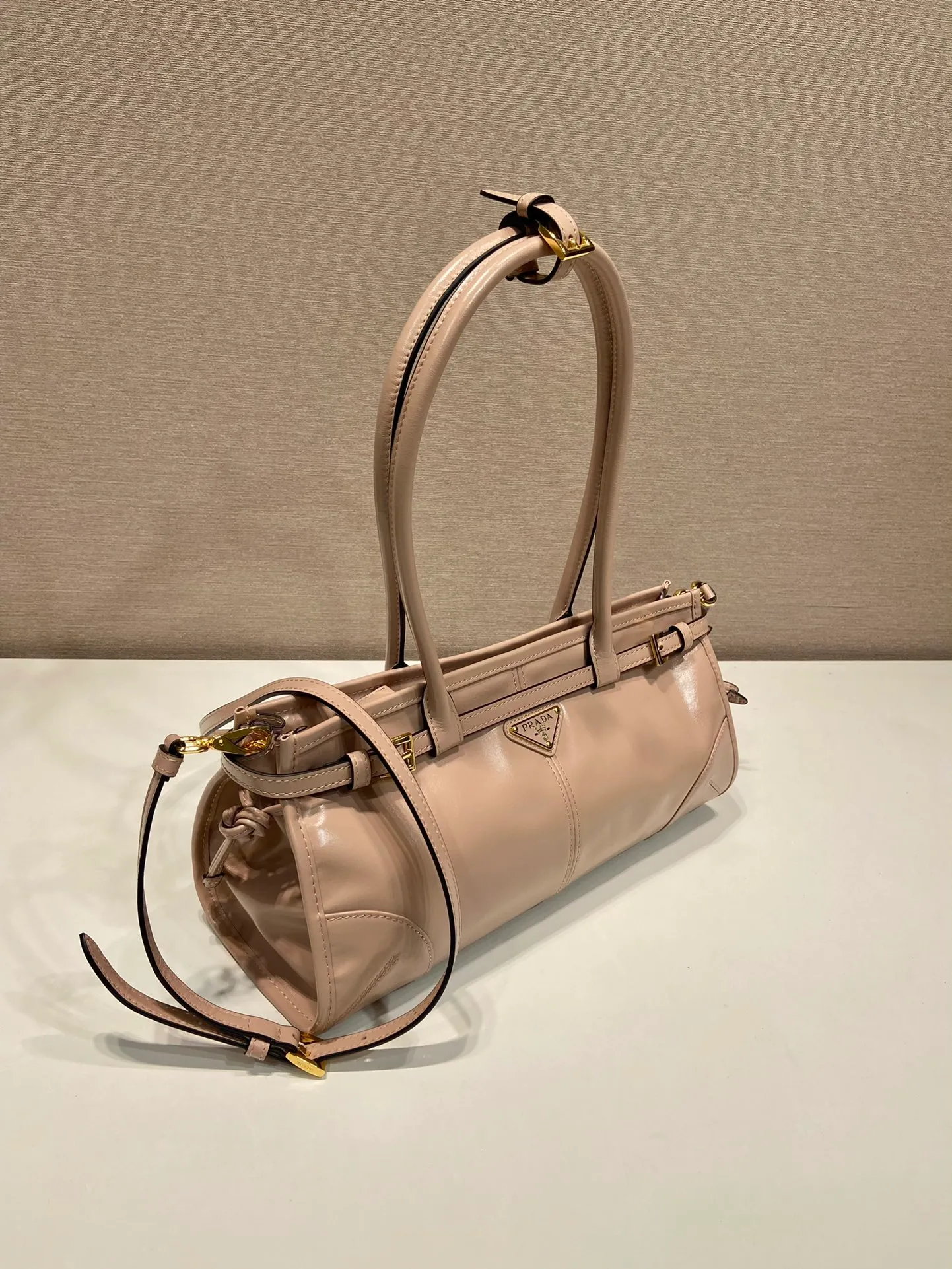 💰1840🎉LusSolf oil wax leather🎉1BA426 small new color🎉🎉 This hand-held crossbody bag is made of imported waxed leather. Its shiny color exudes a classic atmosphere. It is equipped with a detachable and adjustable long shoulder strap, which is convenient for matching on different occasions. It has a very large capacity and is easy to use. It is definitely a must-have for fashionistas. Hurry up and take this retro-style handbag home! Length 32x Height 15.5x Bottom 12cm🎉🎉🎉👏👏👏