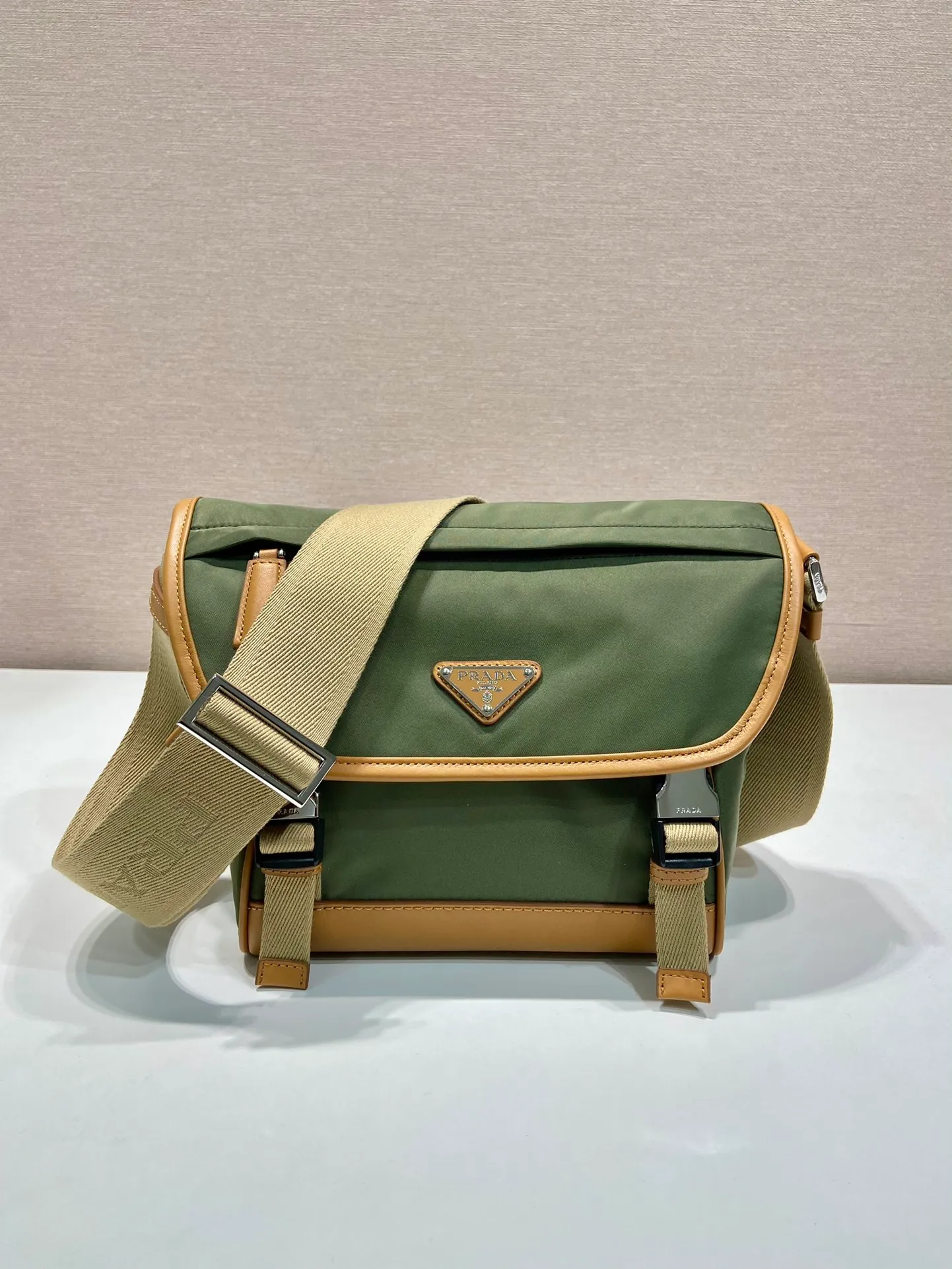 💰1260🎉New messenger bag🎉🎉2VD066 small🎉🎉 This messenger bag is designed with Re-Nylon recycled nylon fabric, with contrasting calfskin, flap and snap closure, three external zipper pockets, internal zipper pocket and patch pocket. It has a large capacity and is a hit that will never go out of style. Handsome guys, come in quickly🎉🎉 Length 20 height 19 bottom 10cm🎉🎉🎉🍊🍊🍊