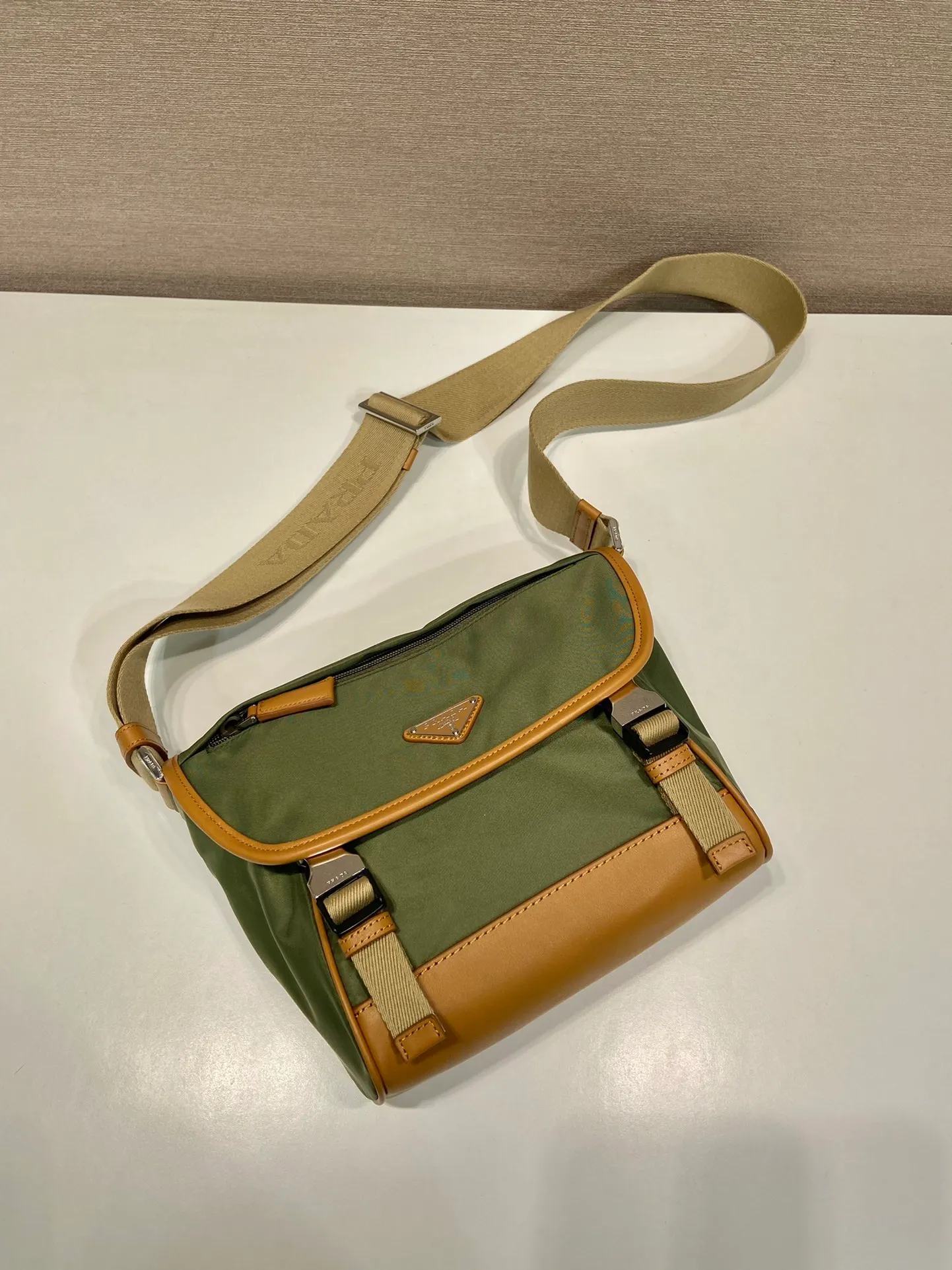 💰1260🎉New messenger bag🎉🎉2VD066 small🎉🎉 This messenger bag is designed with Re-Nylon recycled nylon fabric, with contrasting calfskin, flap and snap closure, three external zipper pockets, internal zipper pocket and patch pocket. It has a large capacity and is a hit that will never go out of style. Handsome guys, come in quickly🎉🎉 Length 20 height 19 bottom 10cm🎉🎉🎉🍊🍊🍊