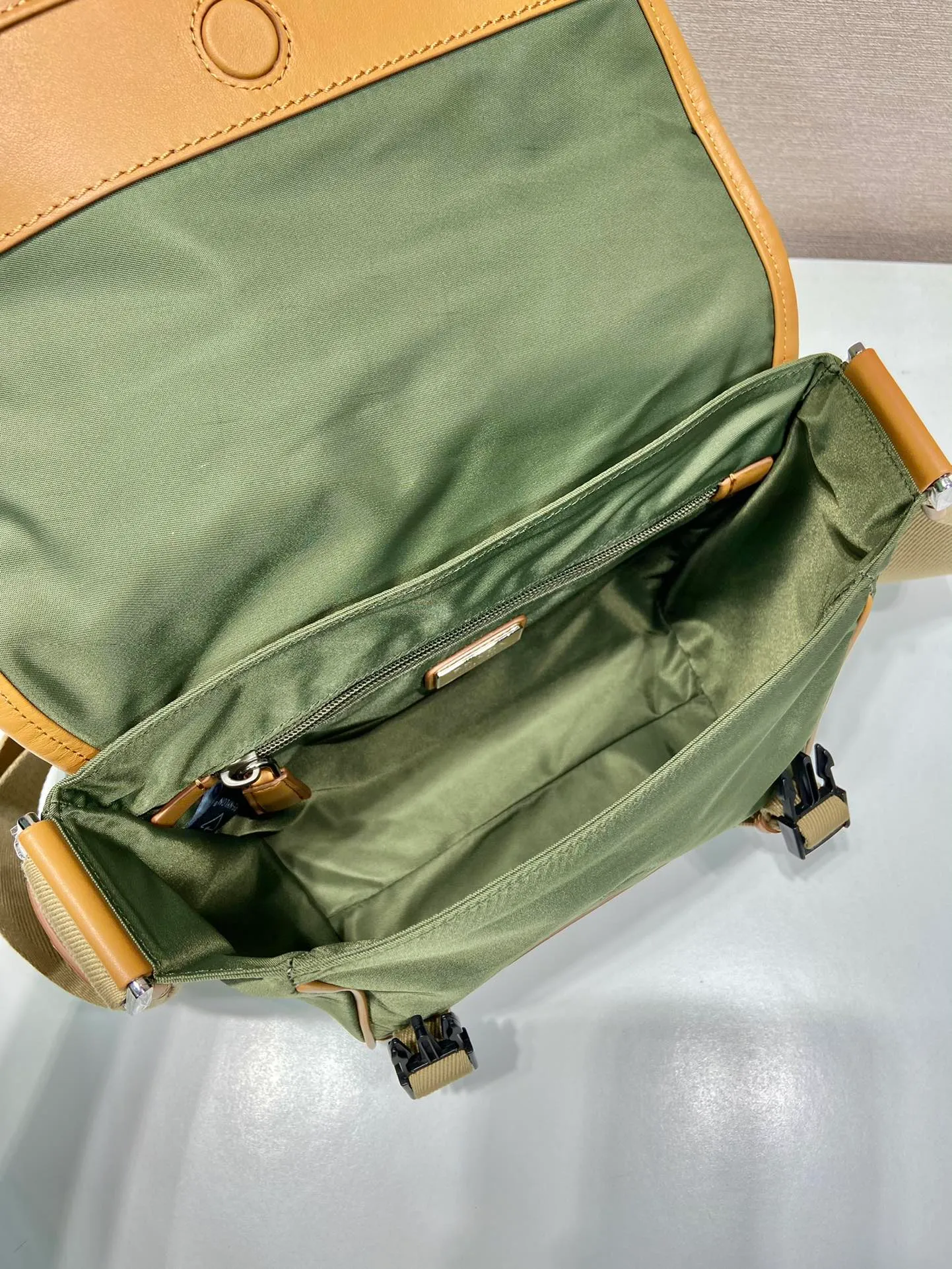 💰1260🎉New messenger bag🎉🎉2VD066 small🎉🎉 This messenger bag is designed with Re-Nylon recycled nylon fabric, with contrasting calfskin, flap and snap closure, three external zipper pockets, internal zipper pocket and patch pocket. It has a large capacity and is a hit that will never go out of style. Handsome guys, come in quickly🎉🎉 Length 20 height 19 bottom 10cm🎉🎉🎉🍊🍊🍊