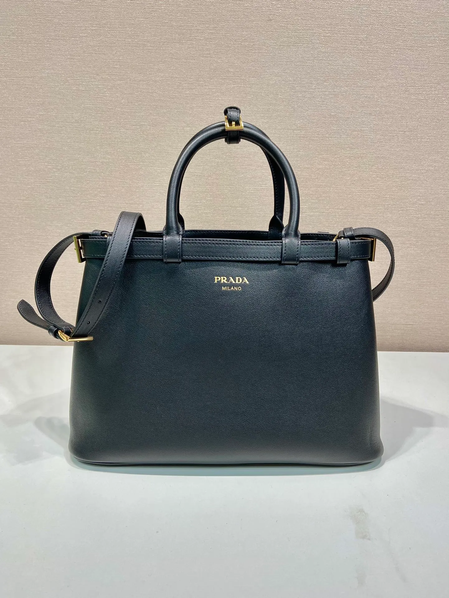 💰2040🎉New product🎉1BA417 large🎉🎉 This handbag is made of imported calfskin, with imported soft sheepskin interior. It has a three-compartment design and a detachable/adjustable long shoulder strap. It has a modern and simple style and incorporates exquisite and delicate details. Simple and elegant, fashionable and practical, it is an eternal hit. Baby, hurry up and get it🎉🎉 Length 35x Height 25x Bottom 14cm🎉🎉🎉👏👏👏