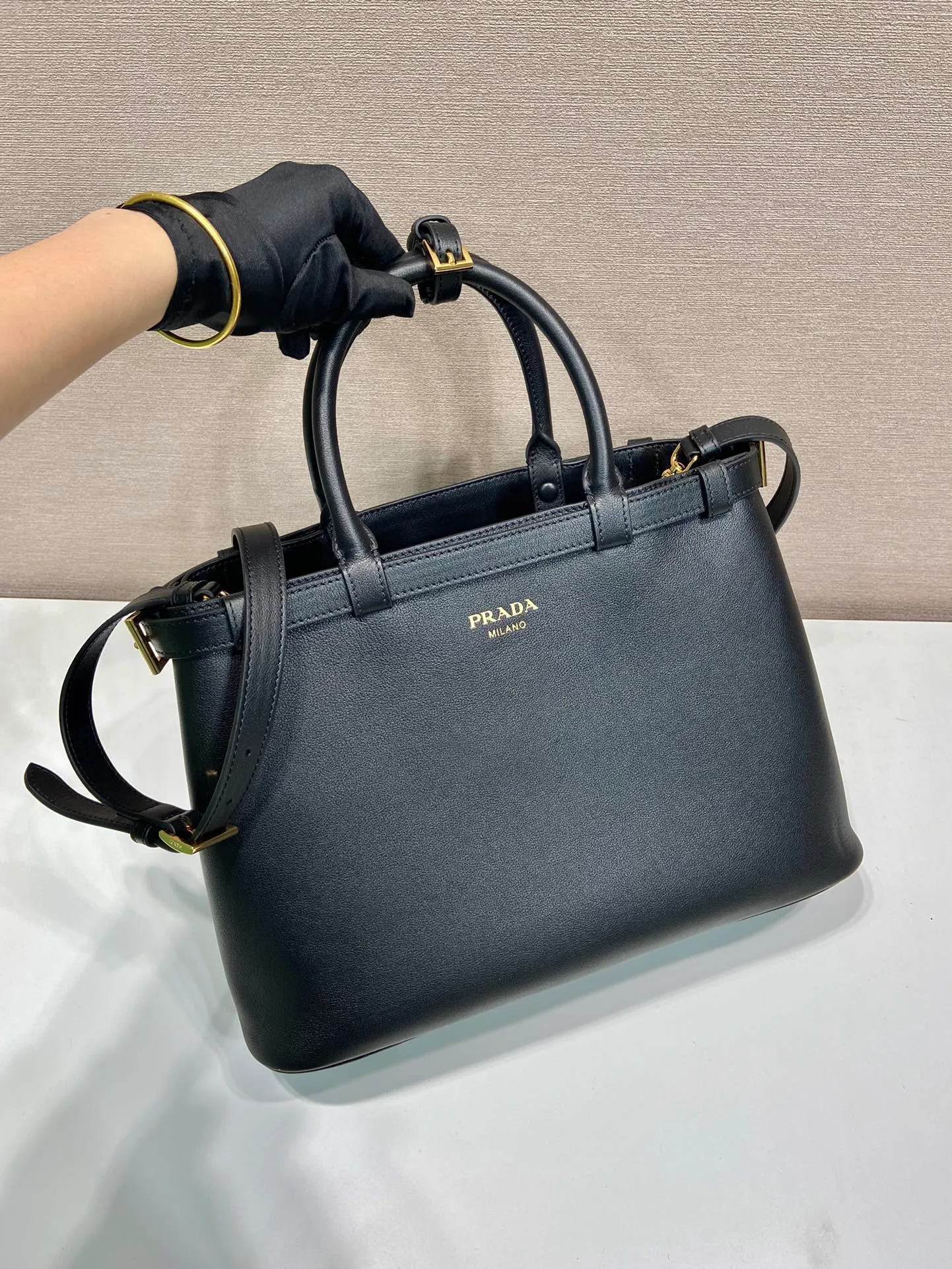💰2040🎉New product🎉1BA417 large🎉🎉 This handbag is made of imported calfskin, with imported soft sheepskin interior. It has a three-compartment design and a detachable/adjustable long shoulder strap. It has a modern and simple style and incorporates exquisite and delicate details. Simple and elegant, fashionable and practical, it is an eternal hit. Baby, hurry up and get it🎉🎉 Length 35x Height 25x Bottom 14cm🎉🎉🎉👏👏👏